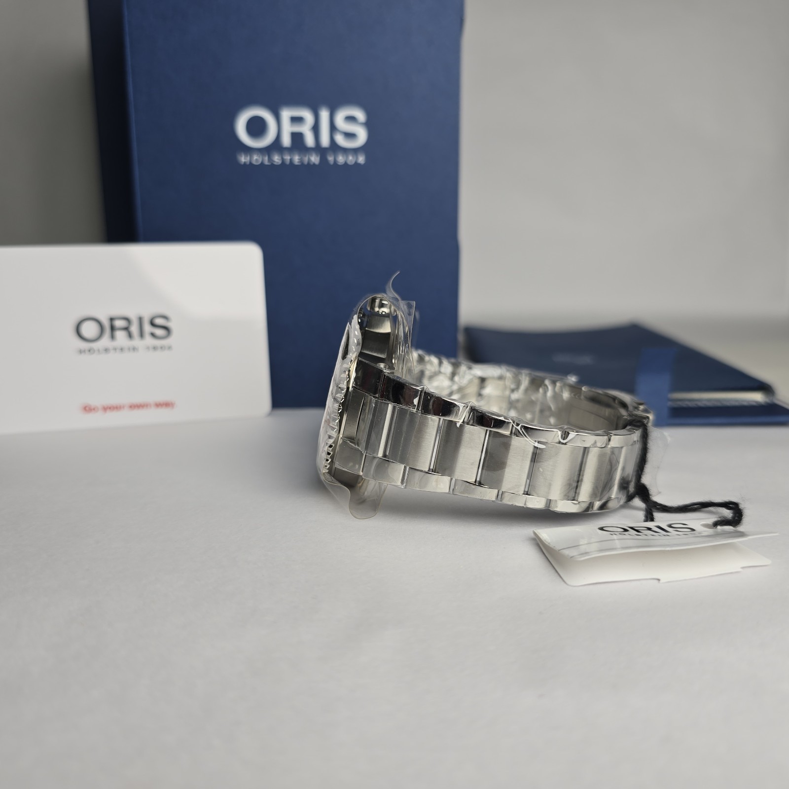 Oris Aquis Date Relief 41.5mm Cherry Red Dial Automatic, New, 01 733 7766 4158