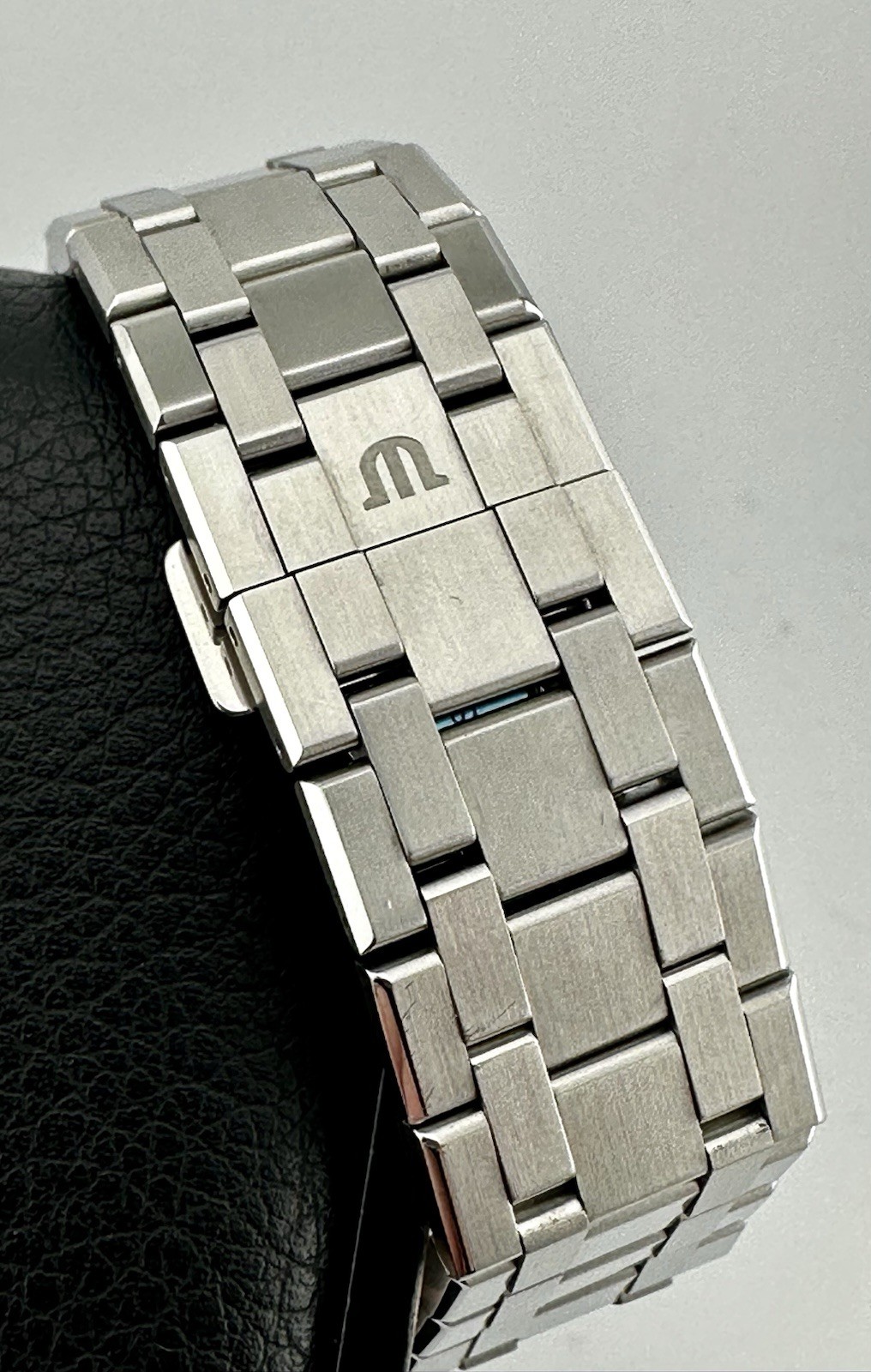 MAURICE LACROIX AIKON AUTOMATIC DATE 42mm Grey Motif Dial Swiss 200m AI6008