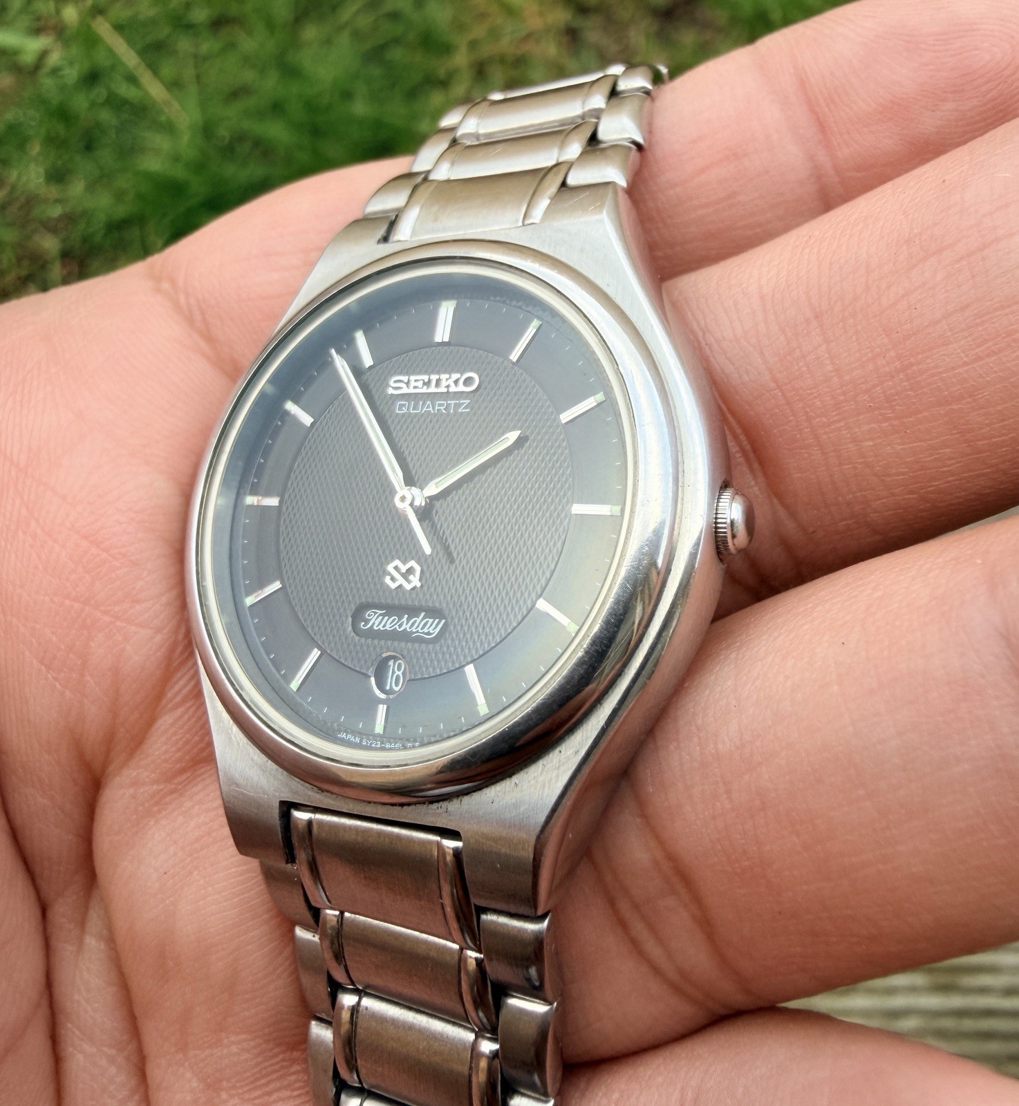 1999 Seiko Quartz SQ 5Y23-8B70 Vintage Day/Date Hobnail Dial