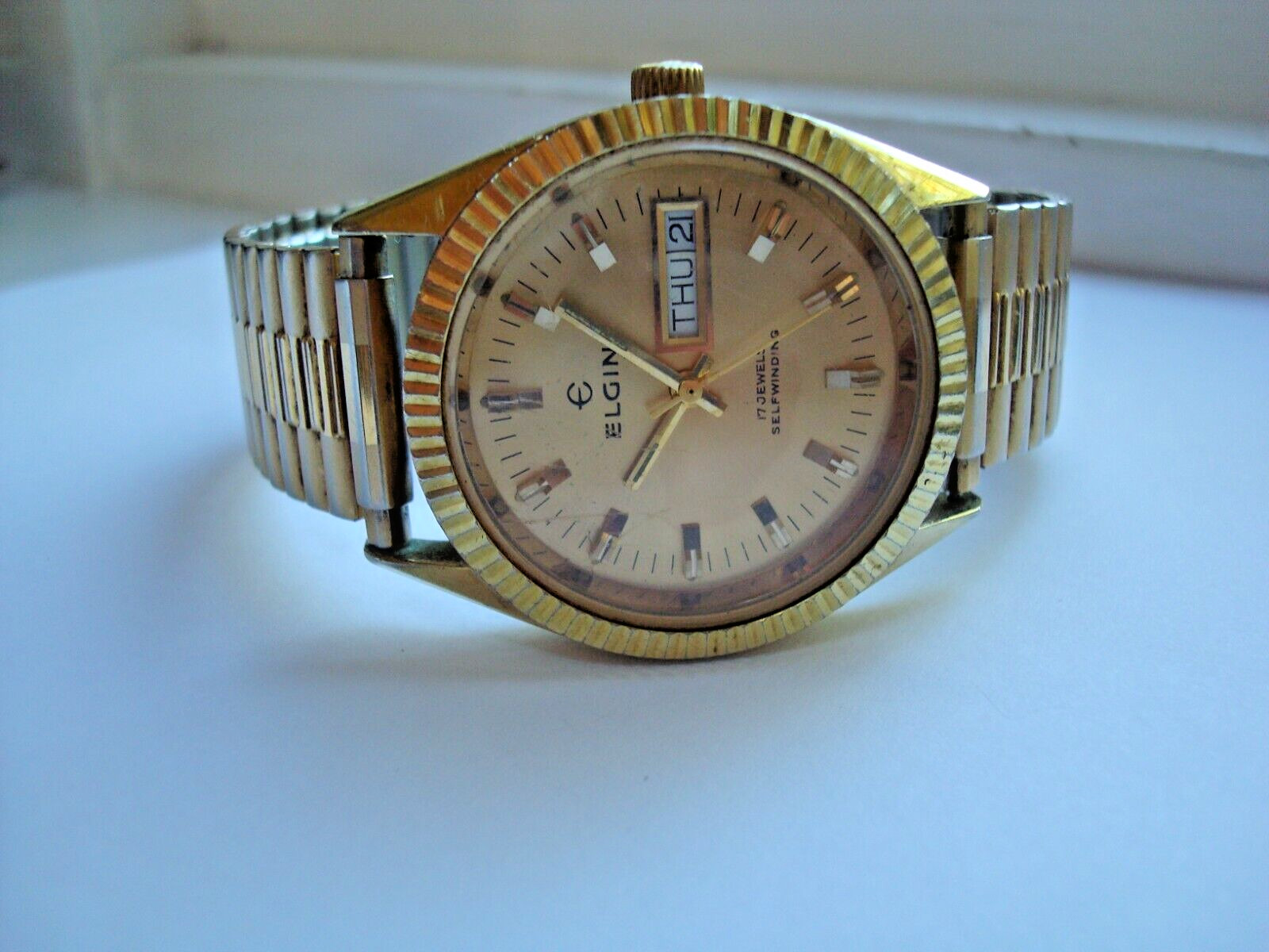 Elgin 909 Men’s Automatic Watch 17 Jewels Fluted Bezel Day Date Quick Set Runs