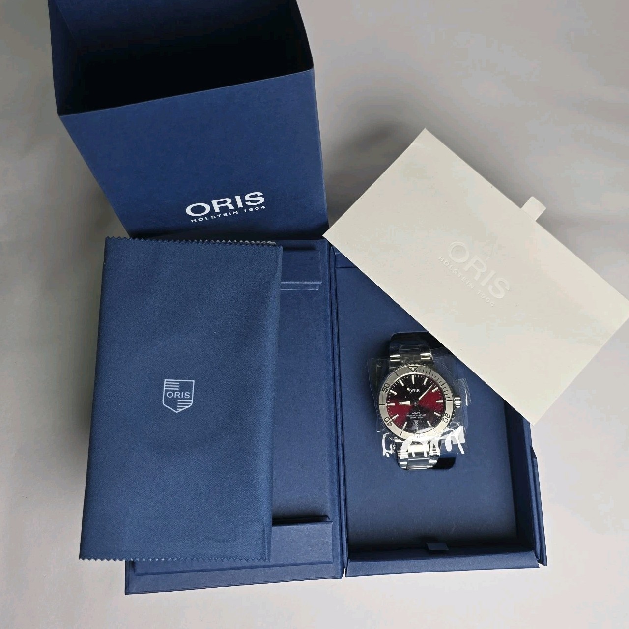 Oris Aquis Date Relief 41.5mm Cherry Red Dial Automatic, New, 01 733 7766 4158