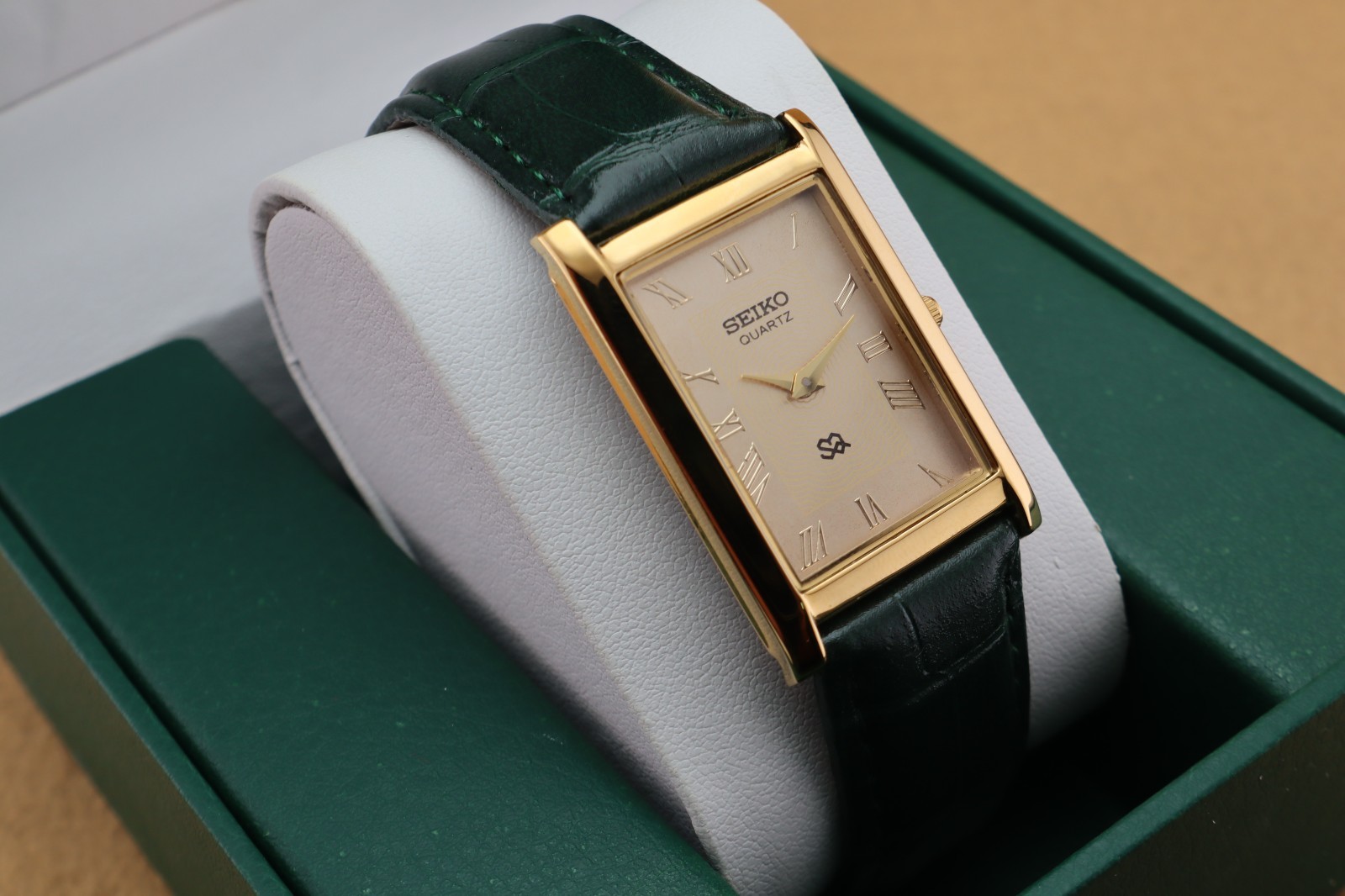 Vintage Seiko Slim Quartz Men’s Wrist Watch Gold Dial with Green Strap.