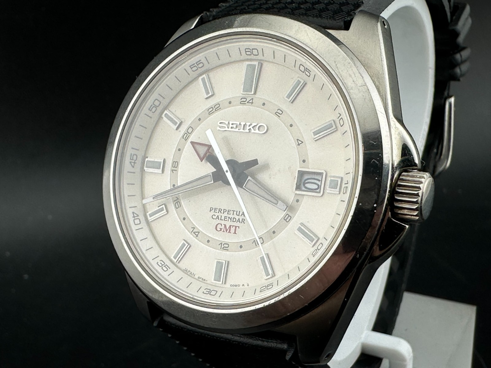 SeikoPerpetual Calendar GMT Men’s Cream Dial Date 40mm Quartz Watch 8F56-00M0
