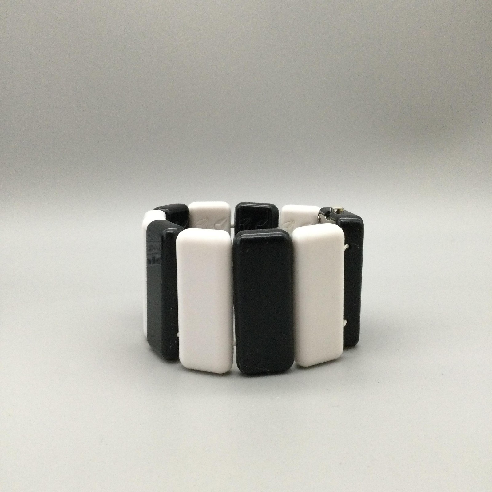 Nixon The Vega Womens Watch 43mm Black Dial Black White Stretch Band New Battery