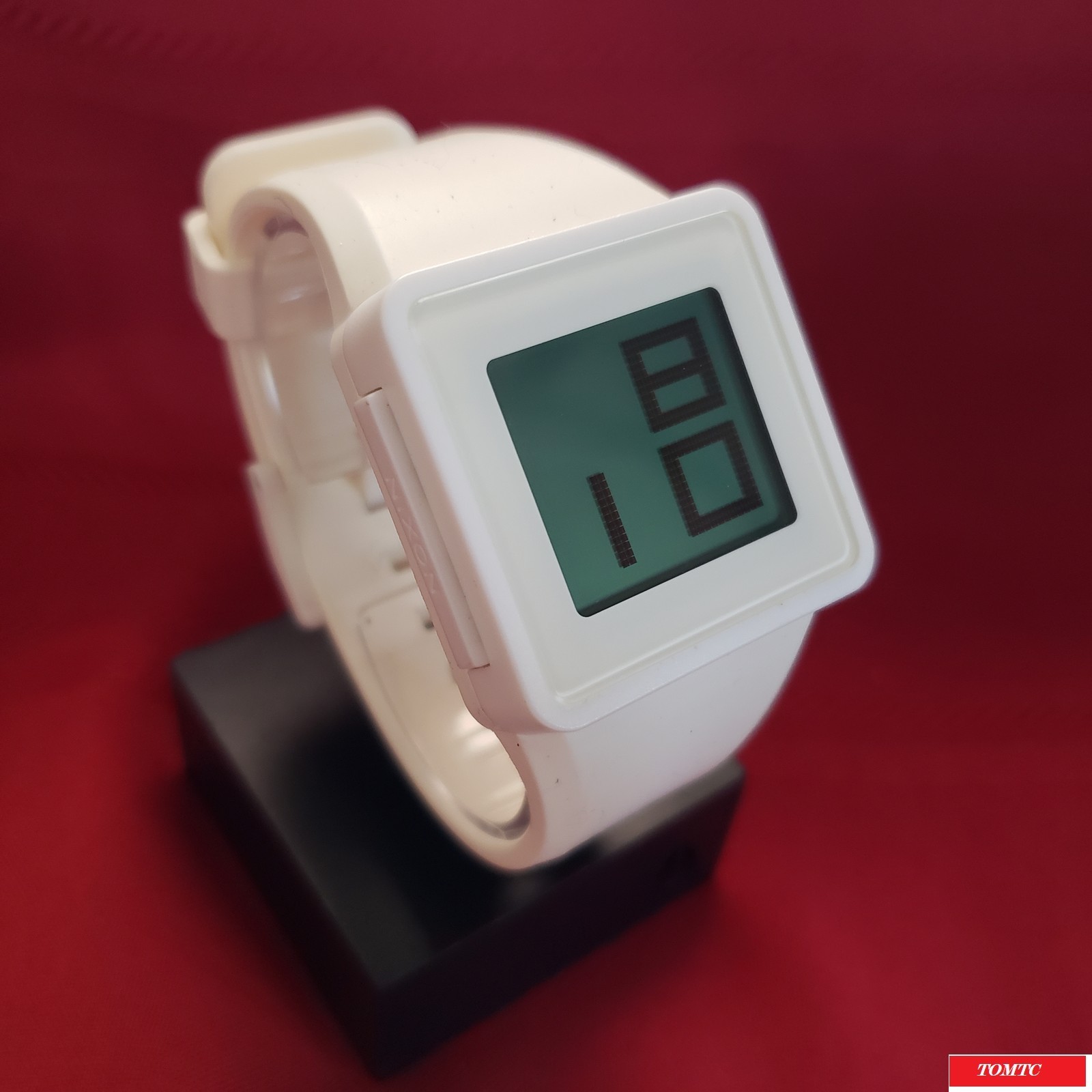 Nixon “The Newton Digital” (White) 30M China Movement w/ Case[11l]