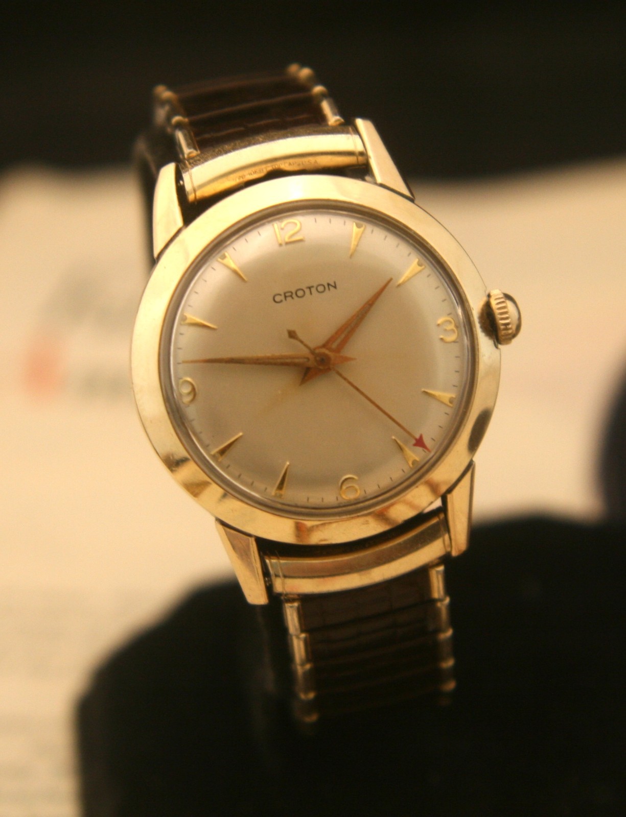 Pristine vintage 1950’s Swiss 17 jewel Croton men’s gold dress wristwatch, runs