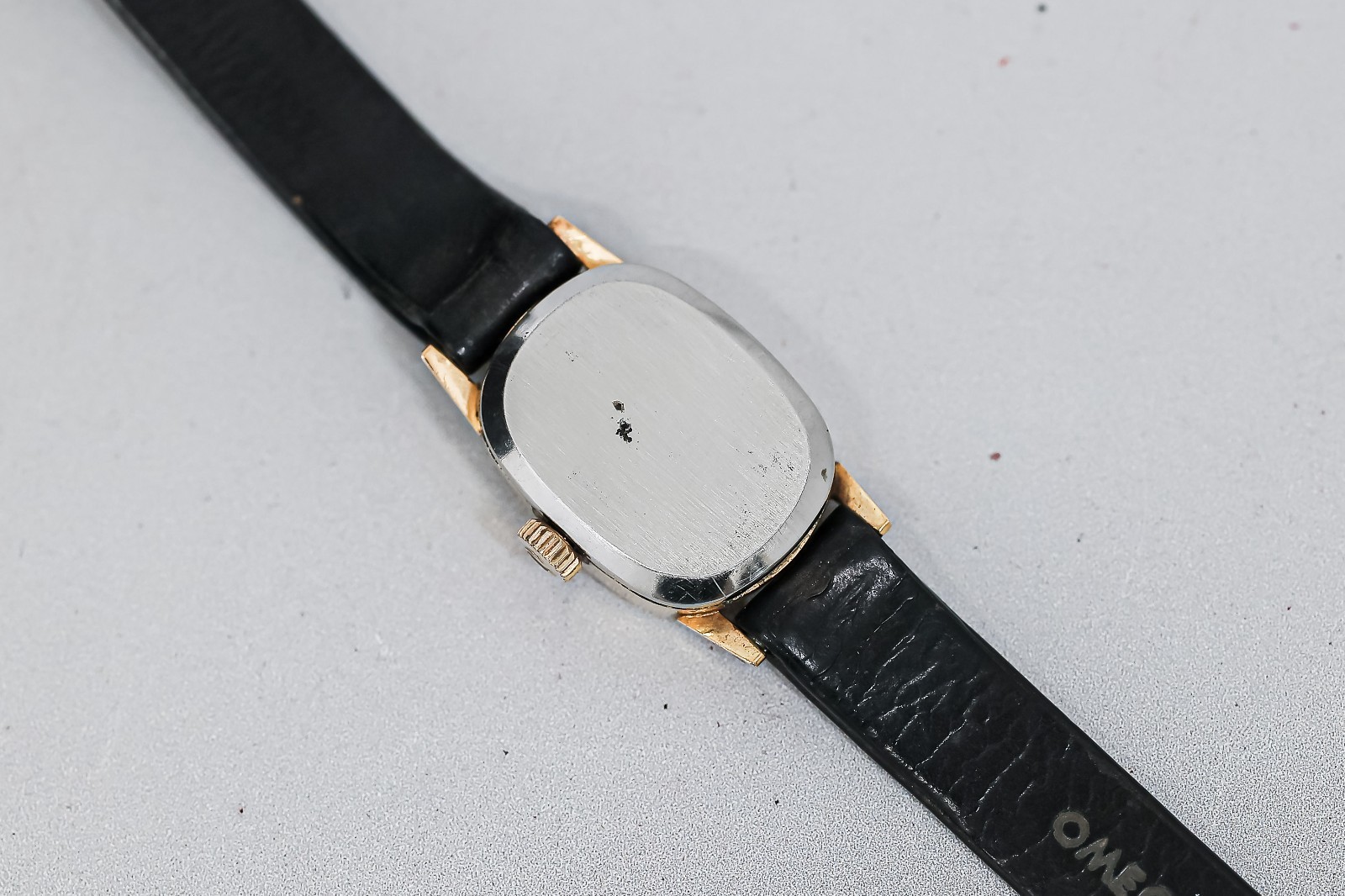 Vintage 1973 **NEAR MINT** OMEGA Geneve Cal.1070 Manual Winding Gold 15mm Ladies