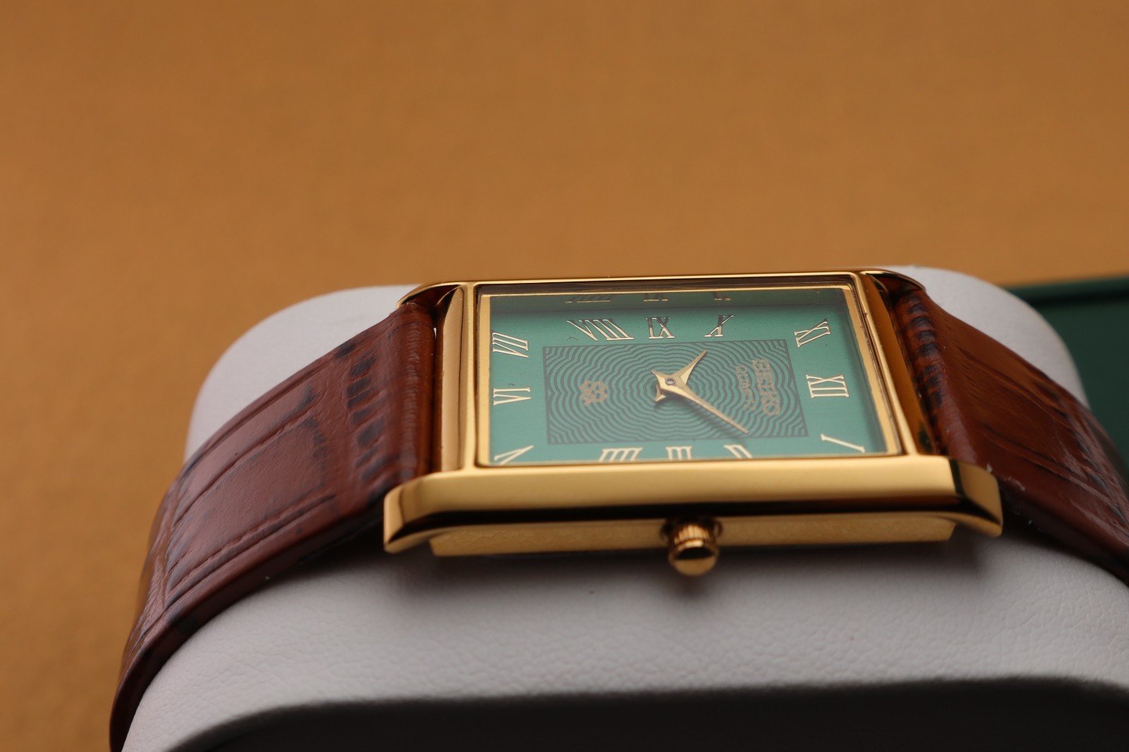 Vintage Seiko Slim Quartz Men’s Wrist Watch Green Dial with Light Brown Strap.