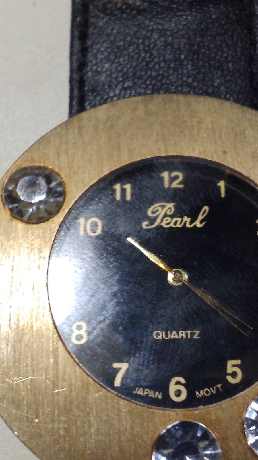 Pearl Quartz Analog Wristwatch Black Leather Strap Gold Case Arabic Numerals