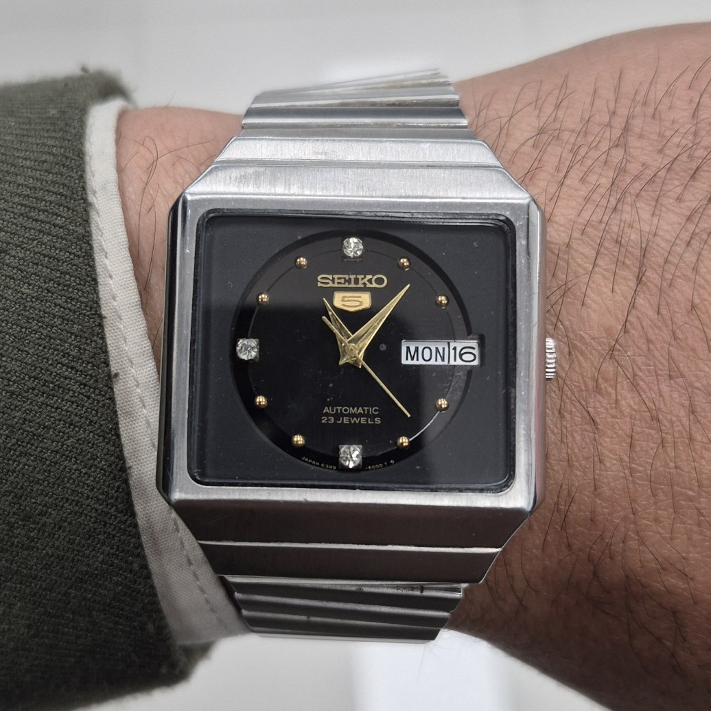 Seiko 5 Automatic Vintage 23 Jewels Day/Date Square Steel Bracelet Black/Gold Di