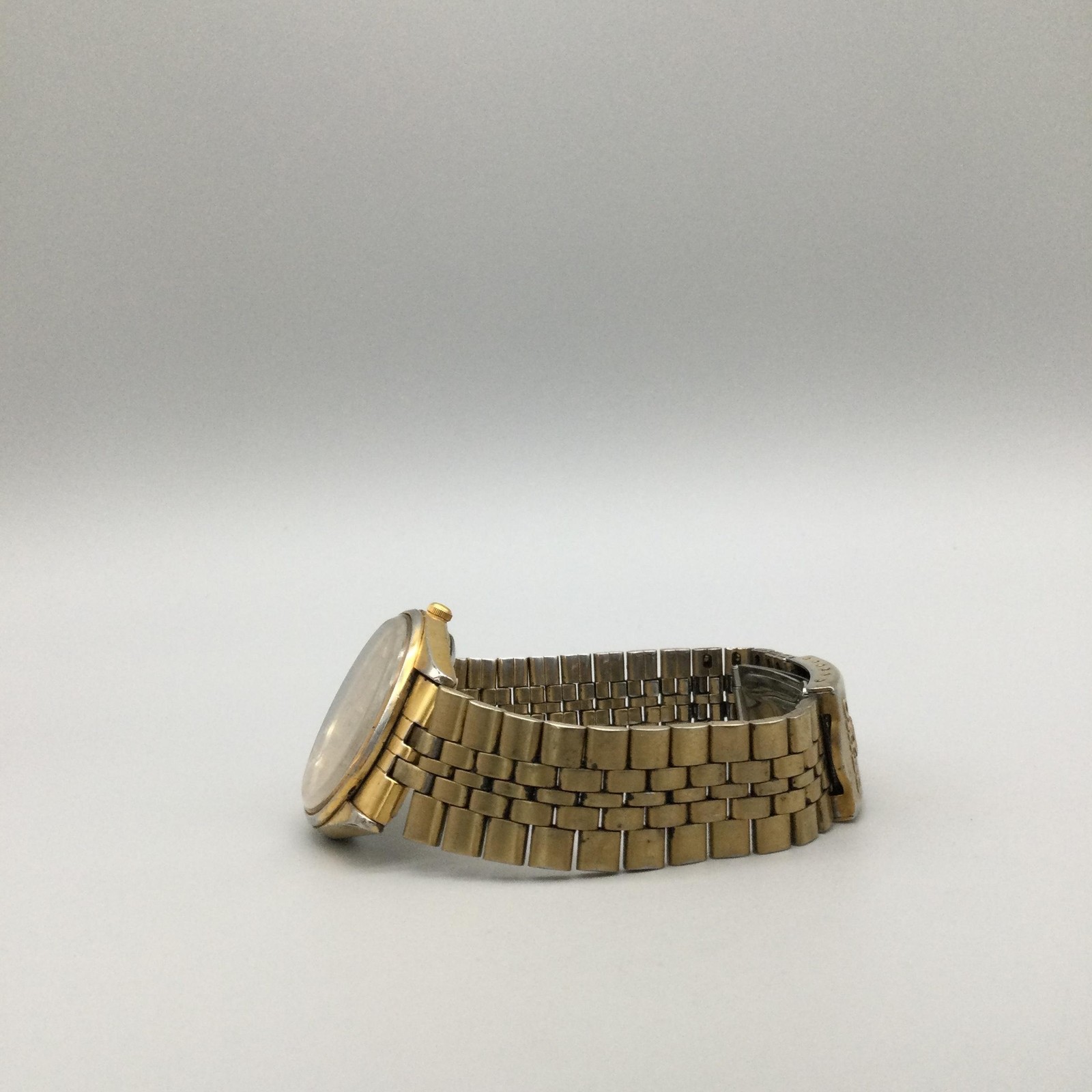Vintage Seiko 5Y23-6020 Mens Watch 33mm Day Date Gold Tone New Battery 8″