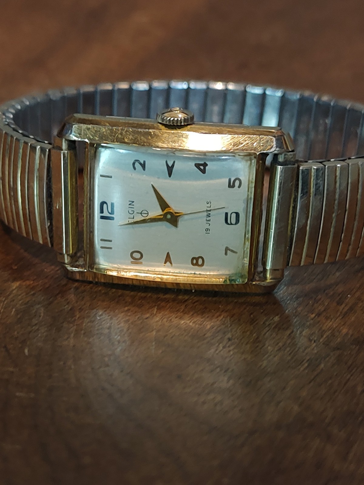 1944 Elgin 19j Rectangle Case Mens Wristwatch – Good Working Condition!