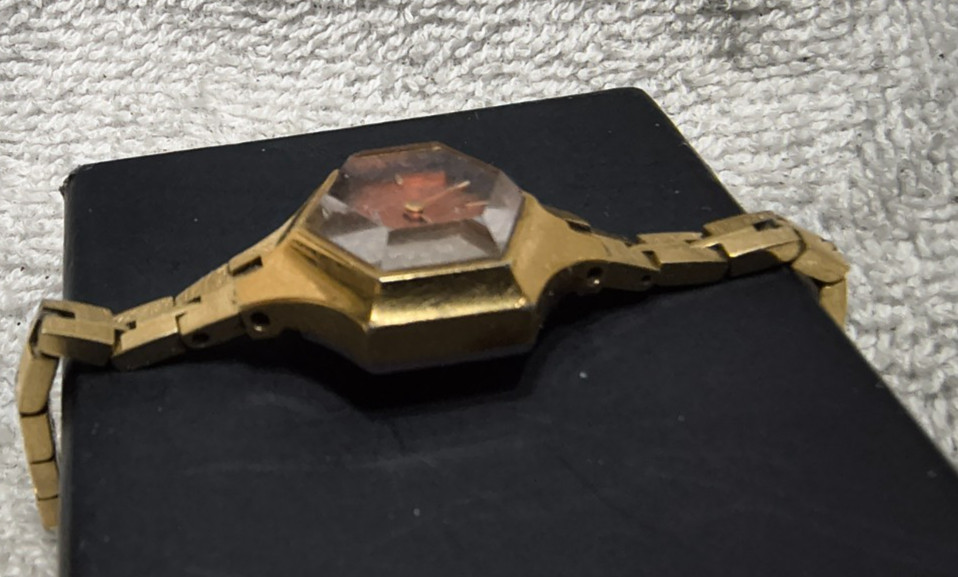 Seiko Burgundy Sunburst Dial 11-8029 Hexagon Watch Faceted Crystal Wind Up Works