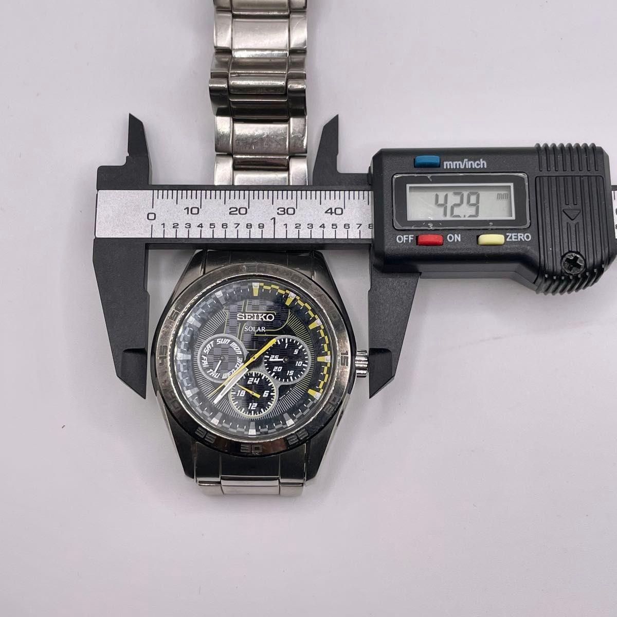 Working SEIKO Solar Wristwatch Chronograph Rare Color Yellow Black Model Seiko B