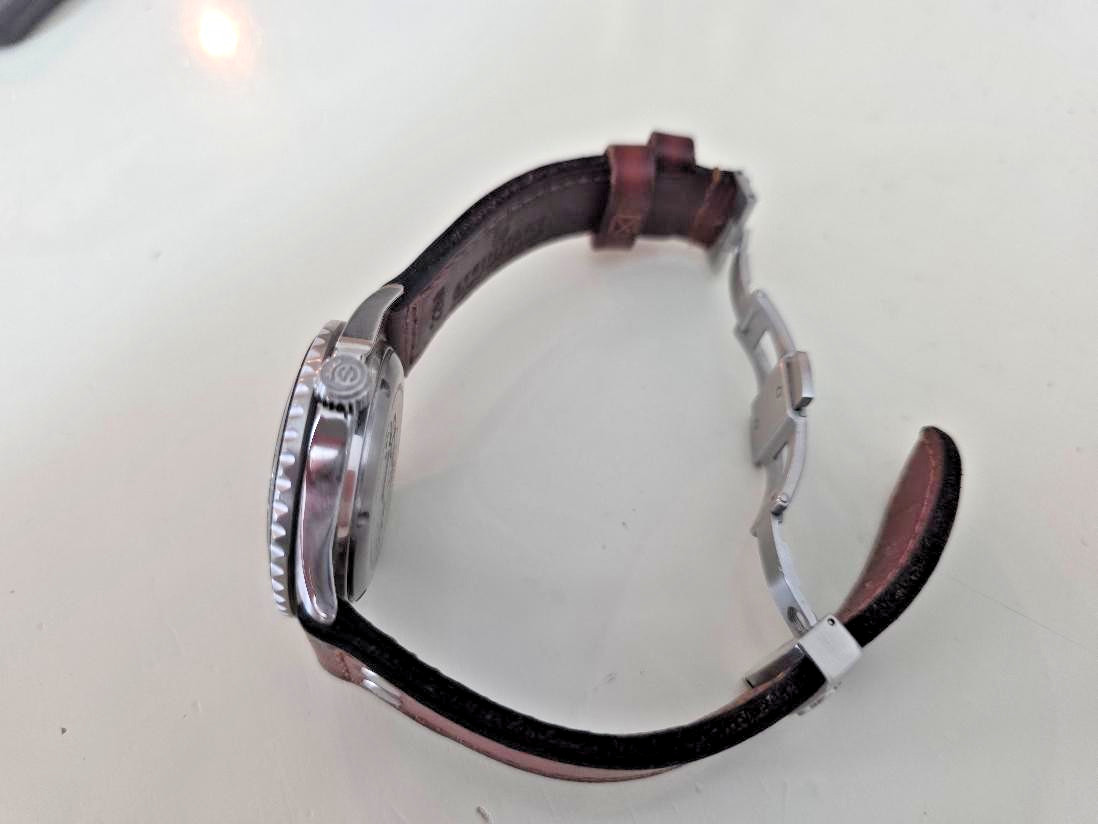 Steinhart Ocean One Vintage Red 42mm Full Set 103-0657 Worn Twice 2 Straps