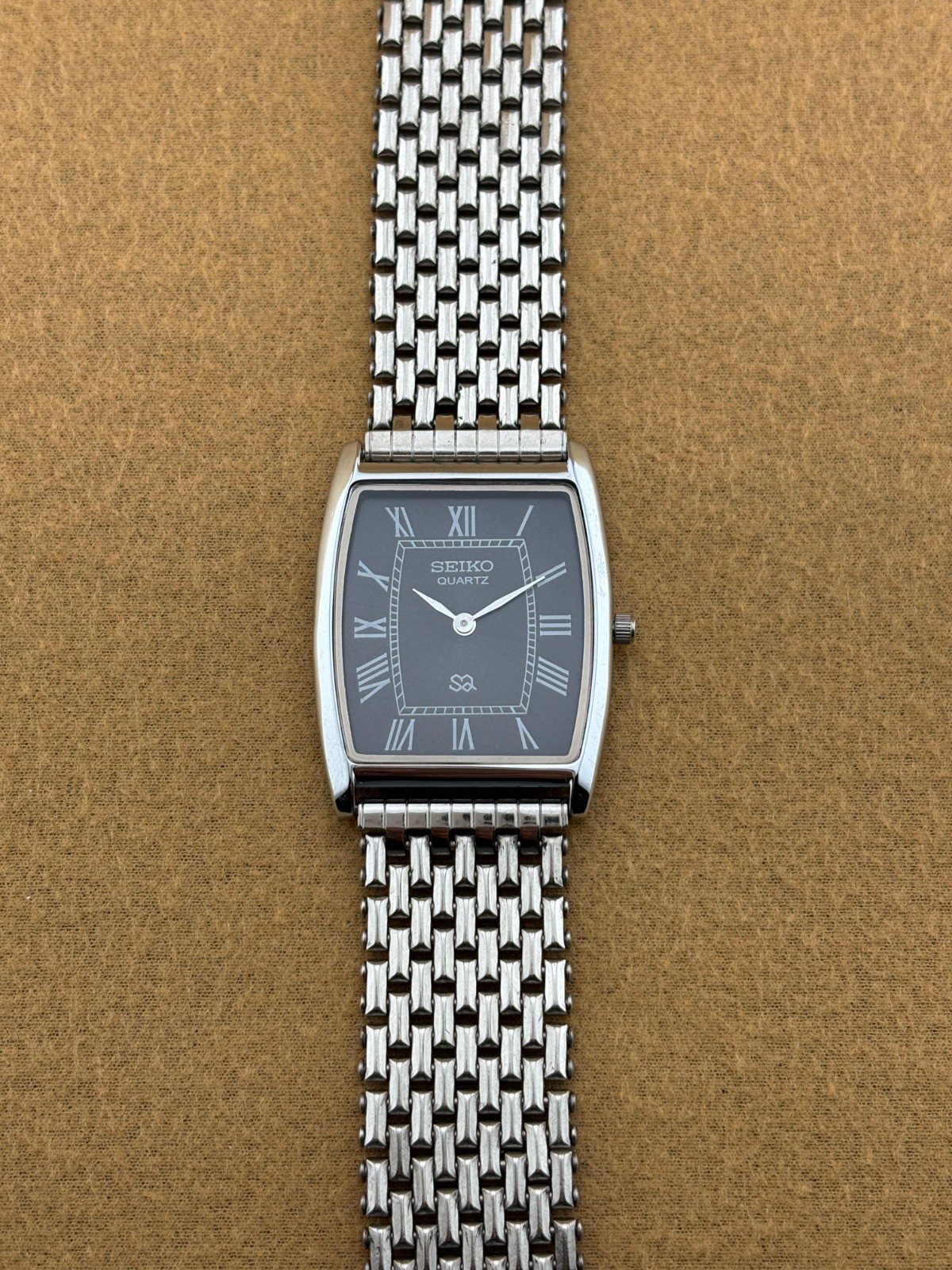 BLACK SILVER BARREL Vintage Seiko Slim Quartz Men’s Wristwatch