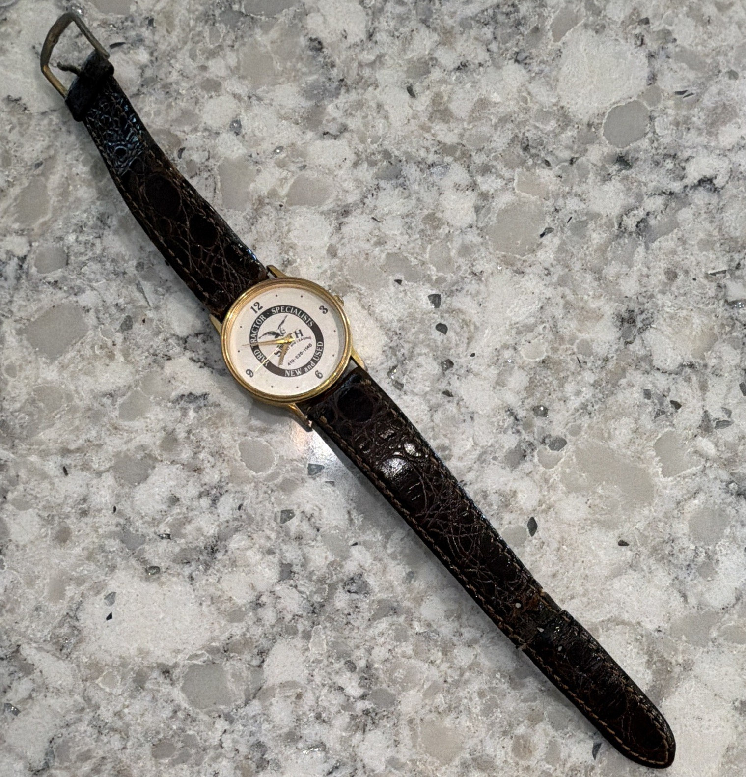 Analog Wristwatch Gold Tone Round Case Logo Dial Brown Leather Strap 12-Hour