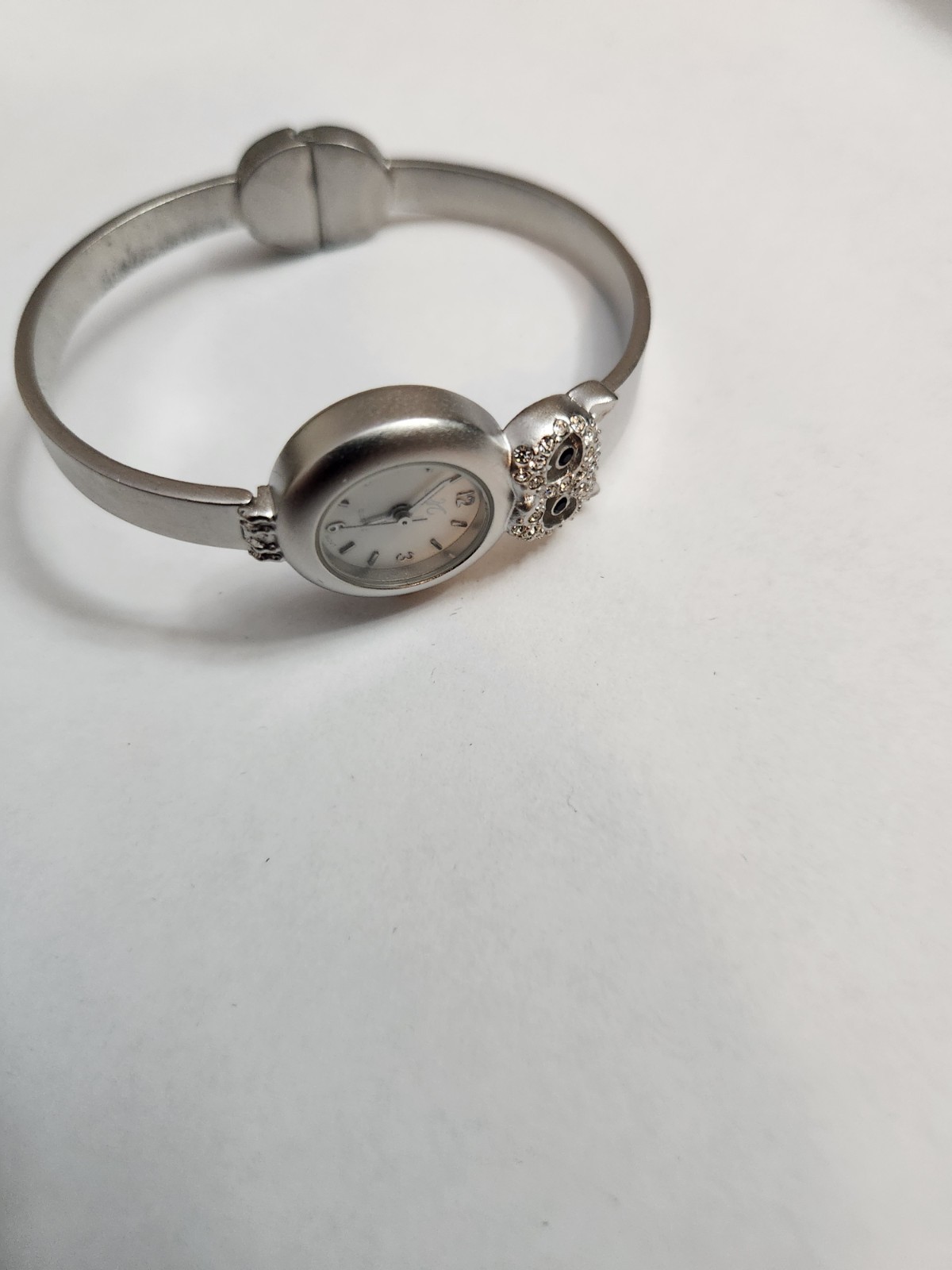 Women’s M Quartz Silver Owl Bangle Watch. Analog Dial Dress/Formal