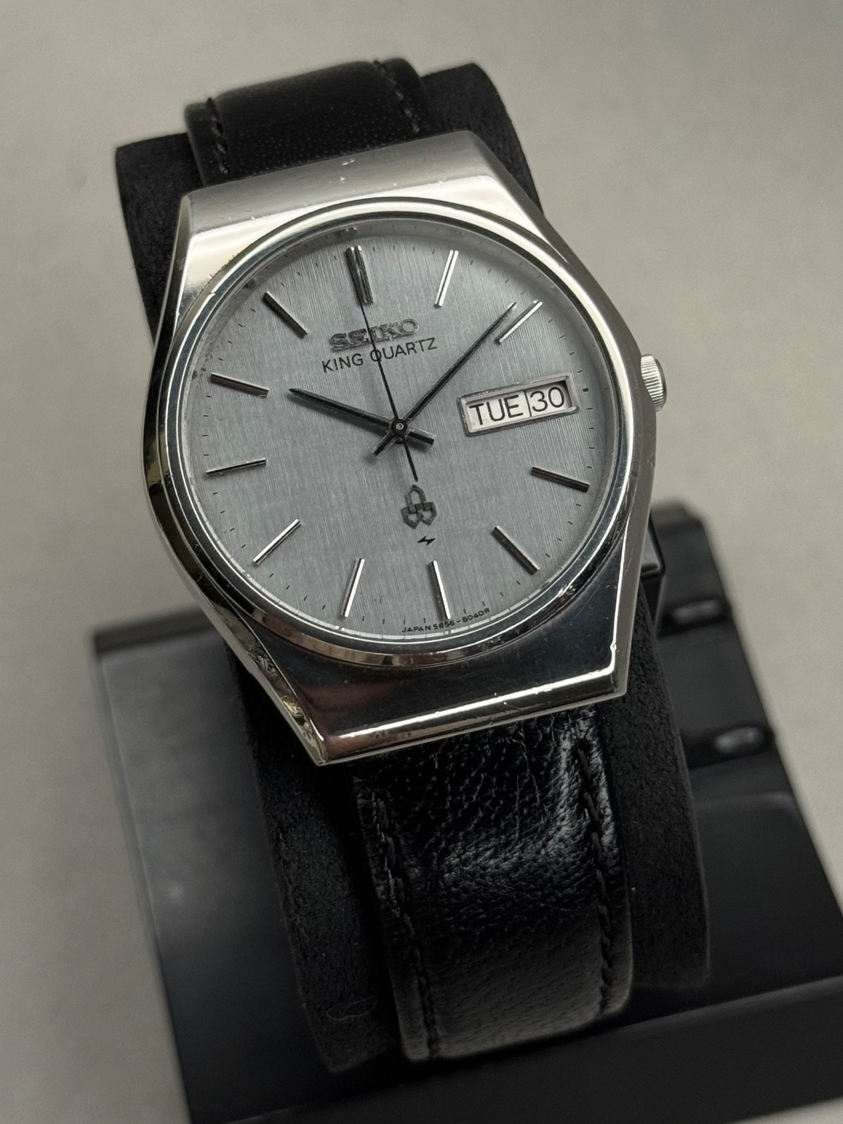 Vintage SEIKO King Quartz 5856-8030 Brushed Snowflake Dial Day/Date