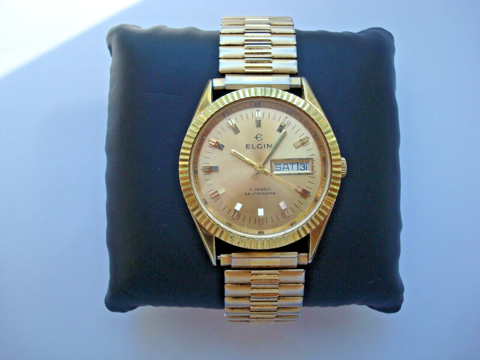 Elgin 909 Men’s Automatic Watch 17 Jewels Fluted Bezel Day Date Quick Set Runs