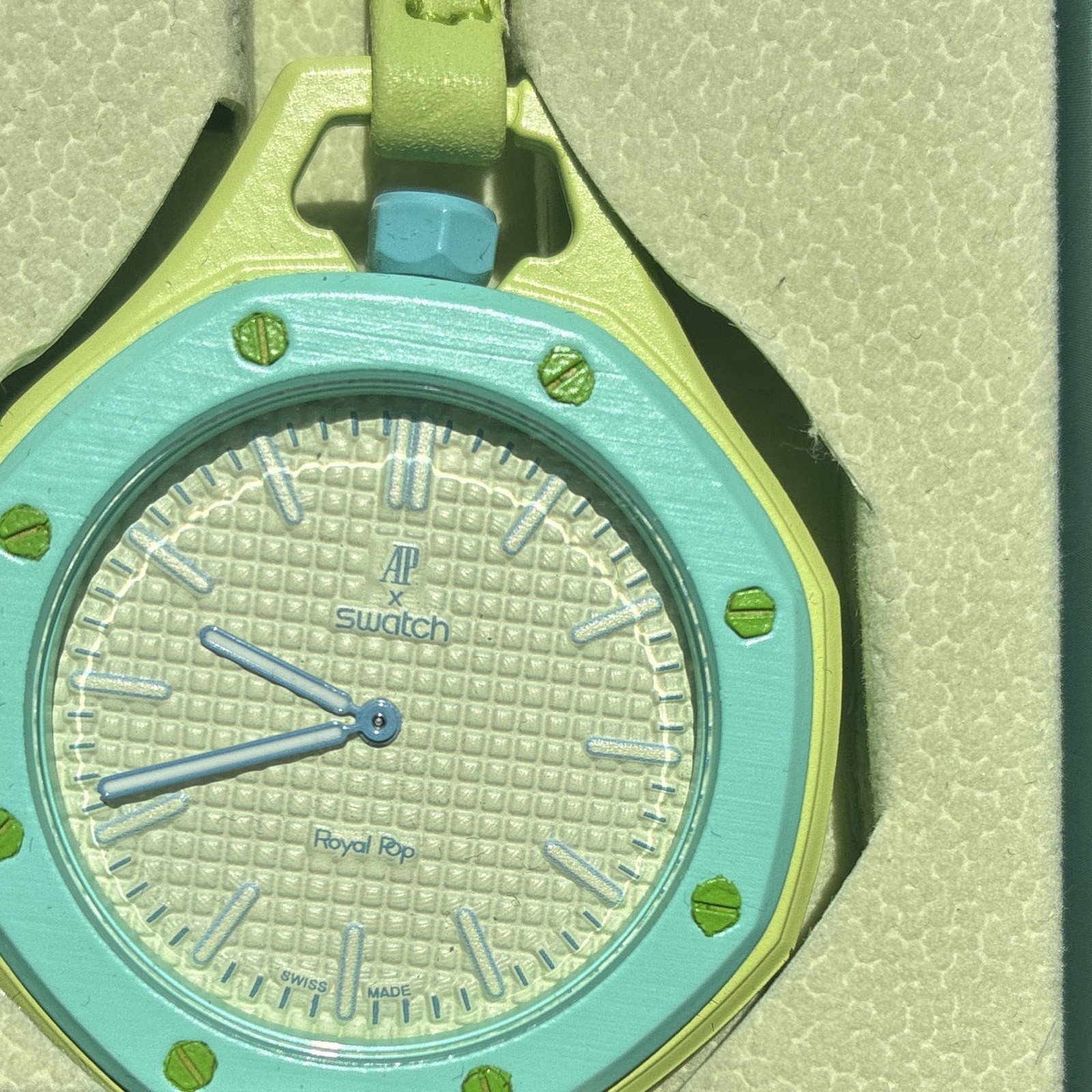 Swatch Royal Pop Blaue Acht Quartz Analog 12-Hour Beige Dial Watch w/ Box