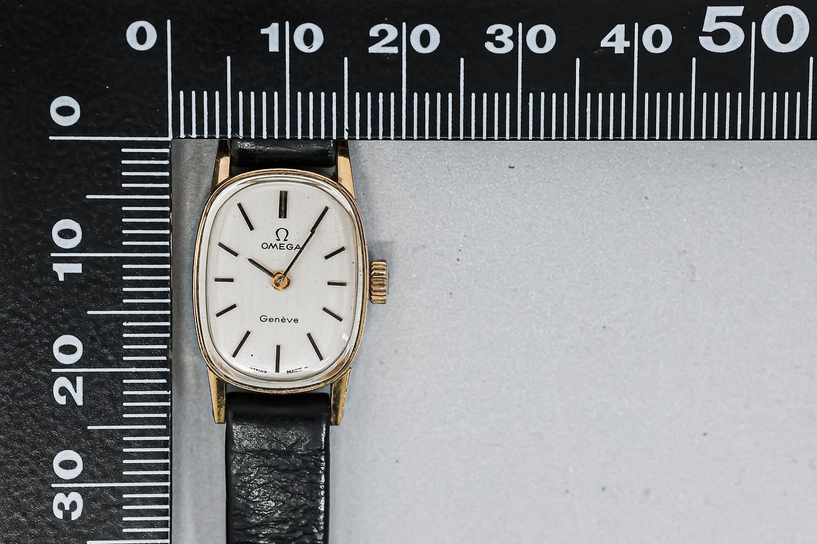Vintage 1973 **NEAR MINT** OMEGA Geneve Cal.1070 Manual Winding Gold 15mm Ladies
