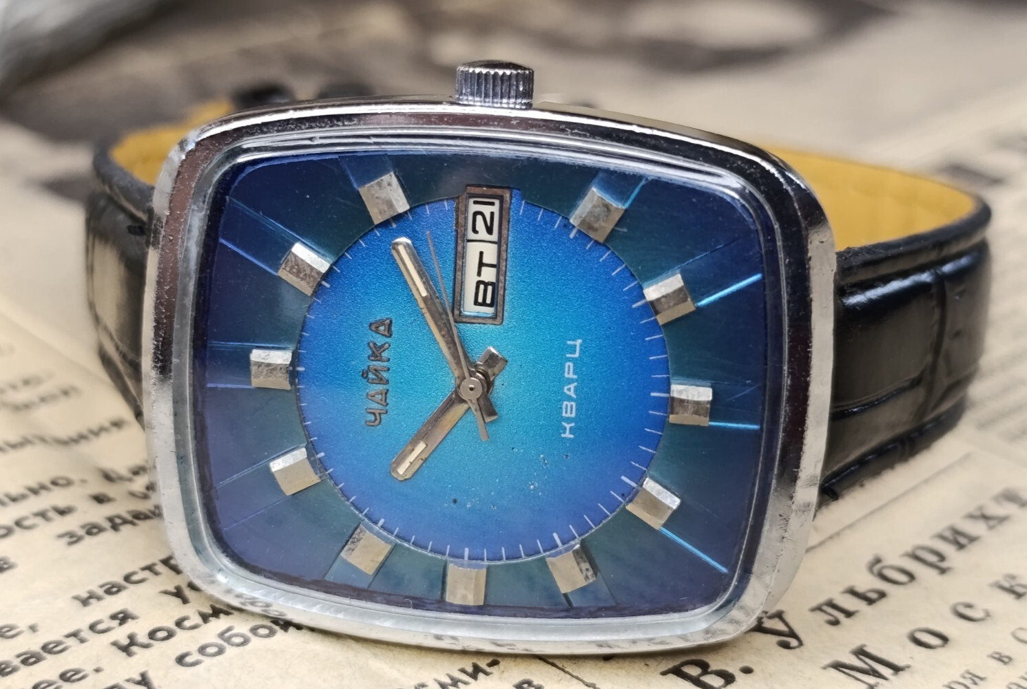 Soviet Vintage Watch Chaika Chayka Seagull Quartz Rezonator 3050 BIG Blue Dial