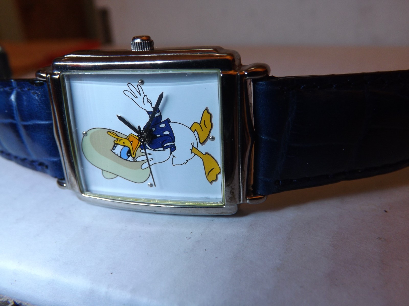Mens Disney Donald Duck Watch – (Sombrero)-(Silver-tone Bezel)-Retired-VHTF-New