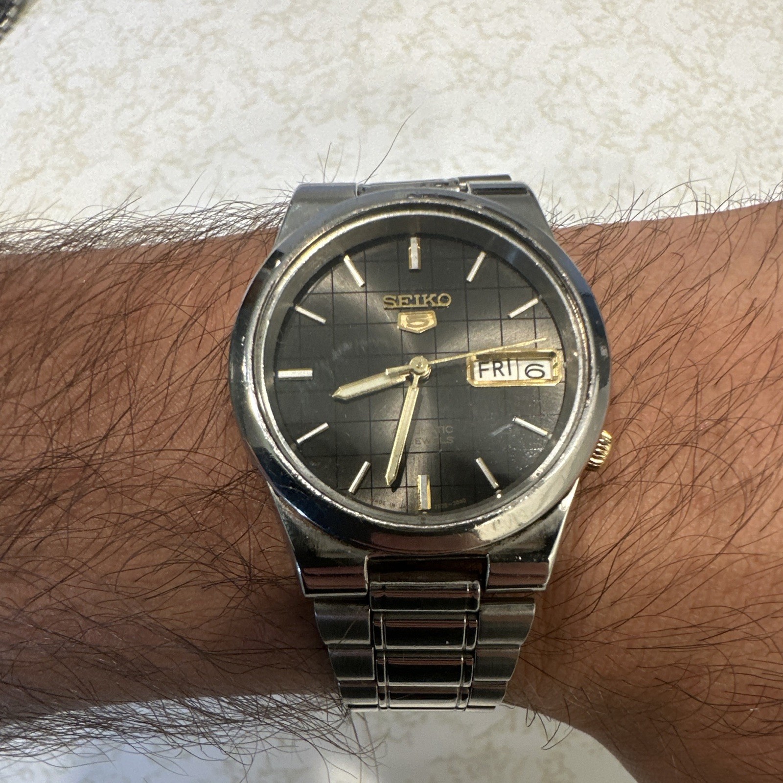 Seiko 5 Mens Automatic Watch Black Tapisserie Dial Day/Date Silver Bracelet