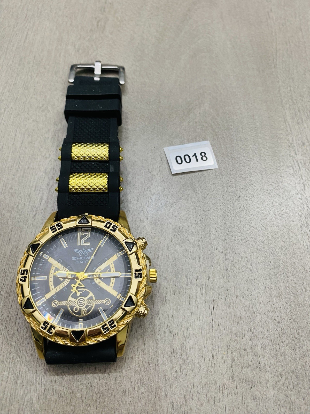 2Haw Quartz Men’s Analog Watch Black/Gold Dial Gold Tone Case Rubber Strap