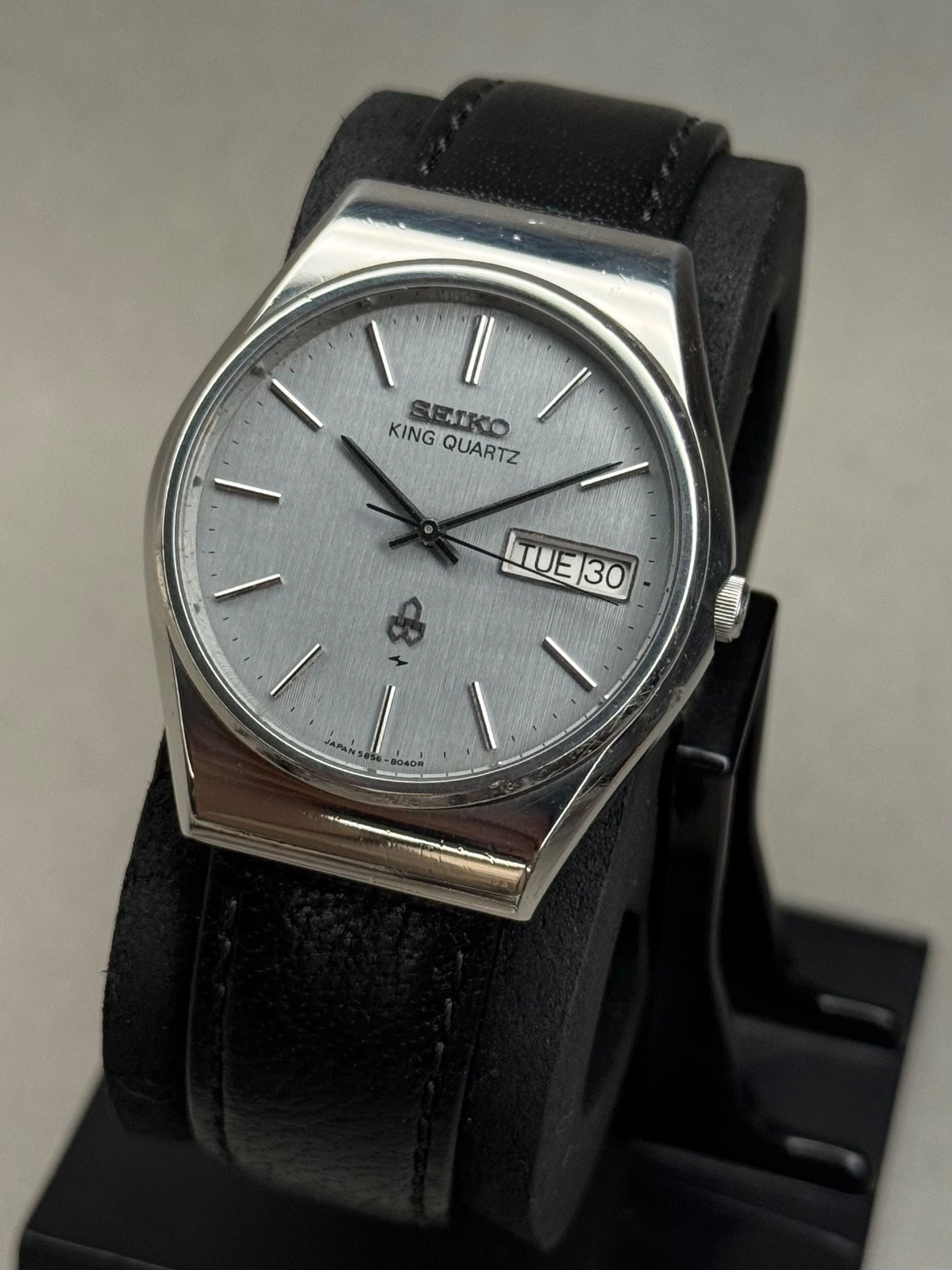Vintage SEIKO King Quartz 5856-8030 Brushed Snowflake Dial Day/Date