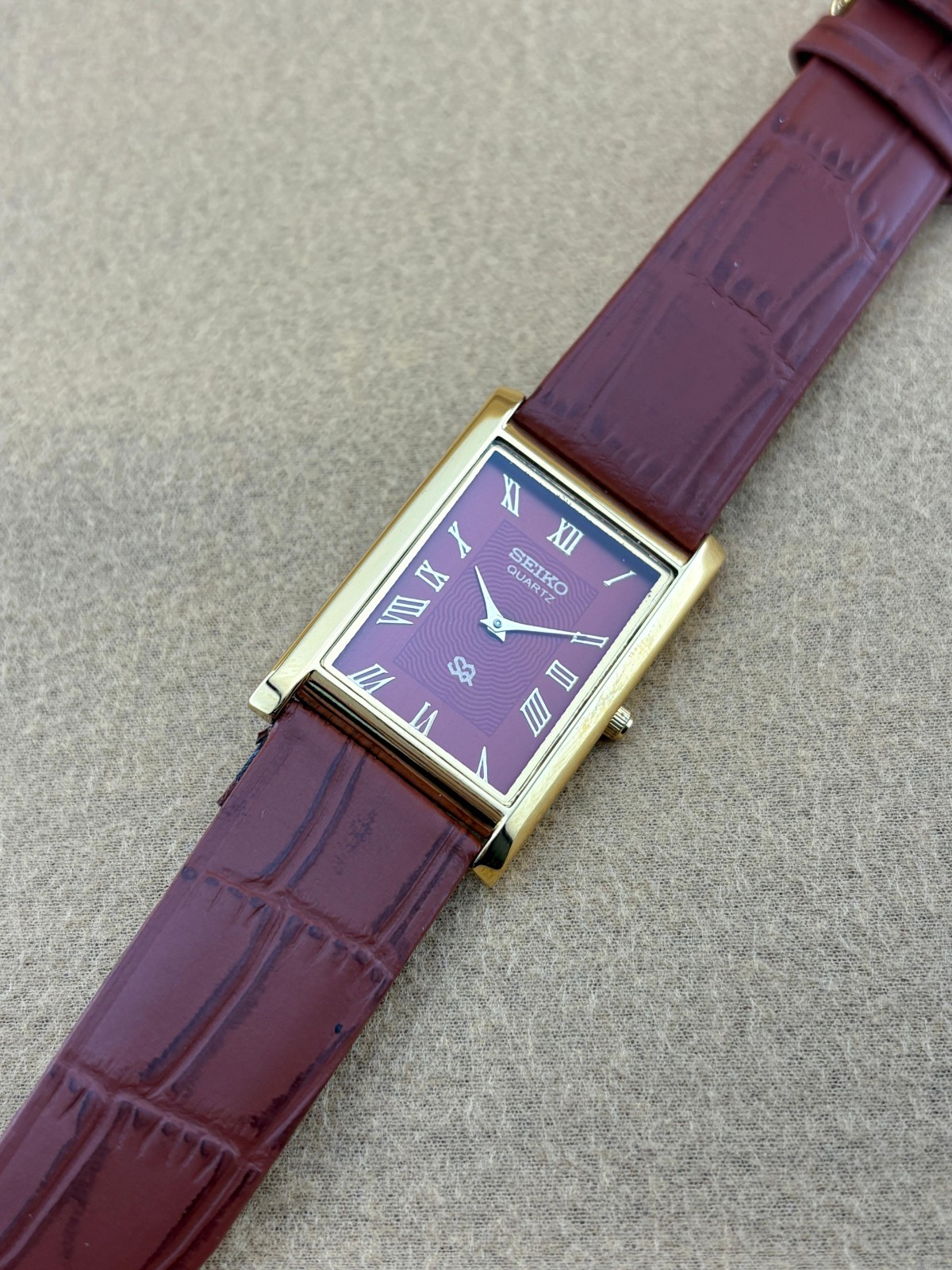 RED DIAL GOLD CASE Vintage Seiko Slim Quartz Men’s WristWatch