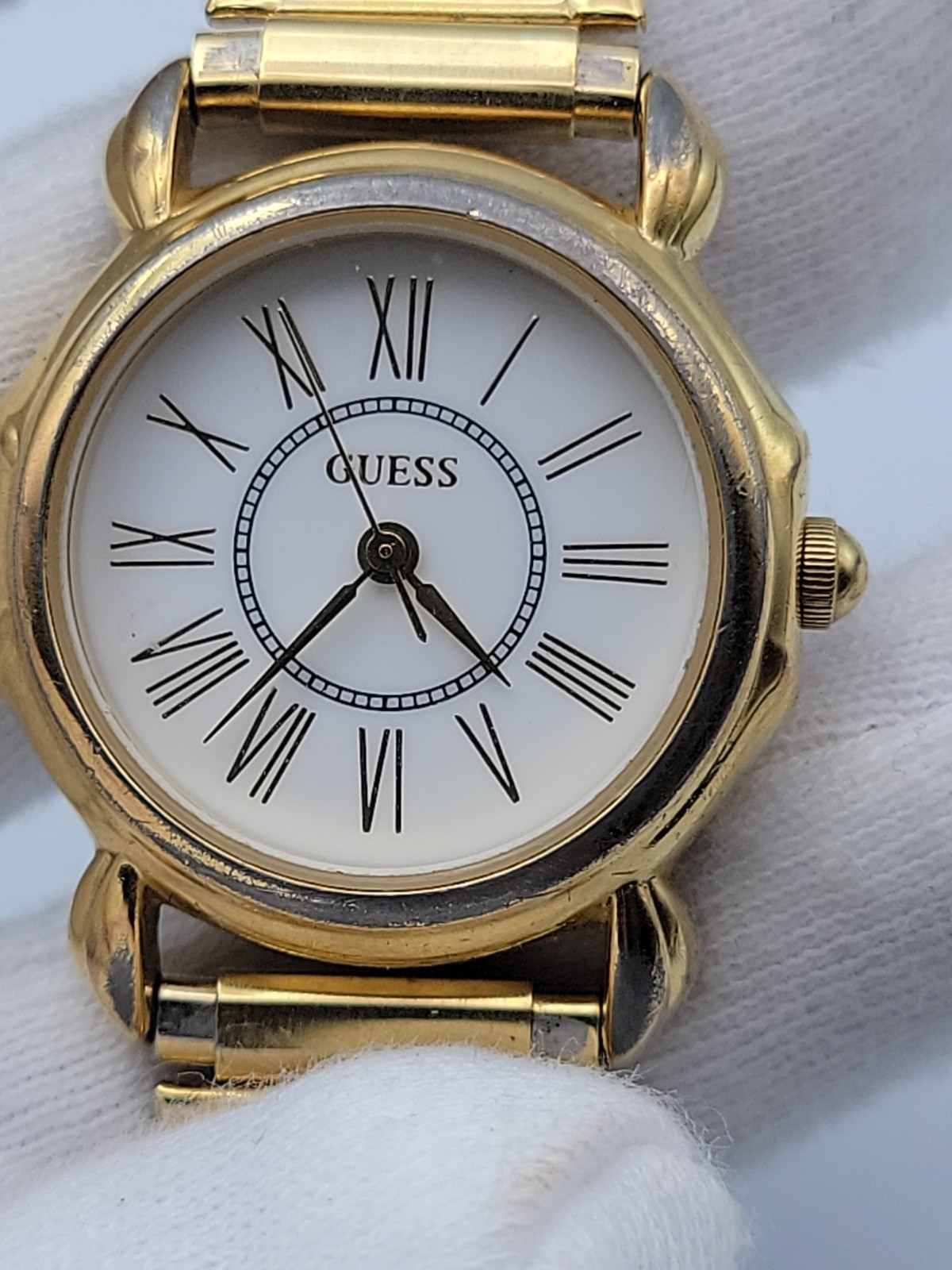 Vtg Guess Women Watch 25mm Gold Tone Stretch Band 6.25″-8.5″, Runs