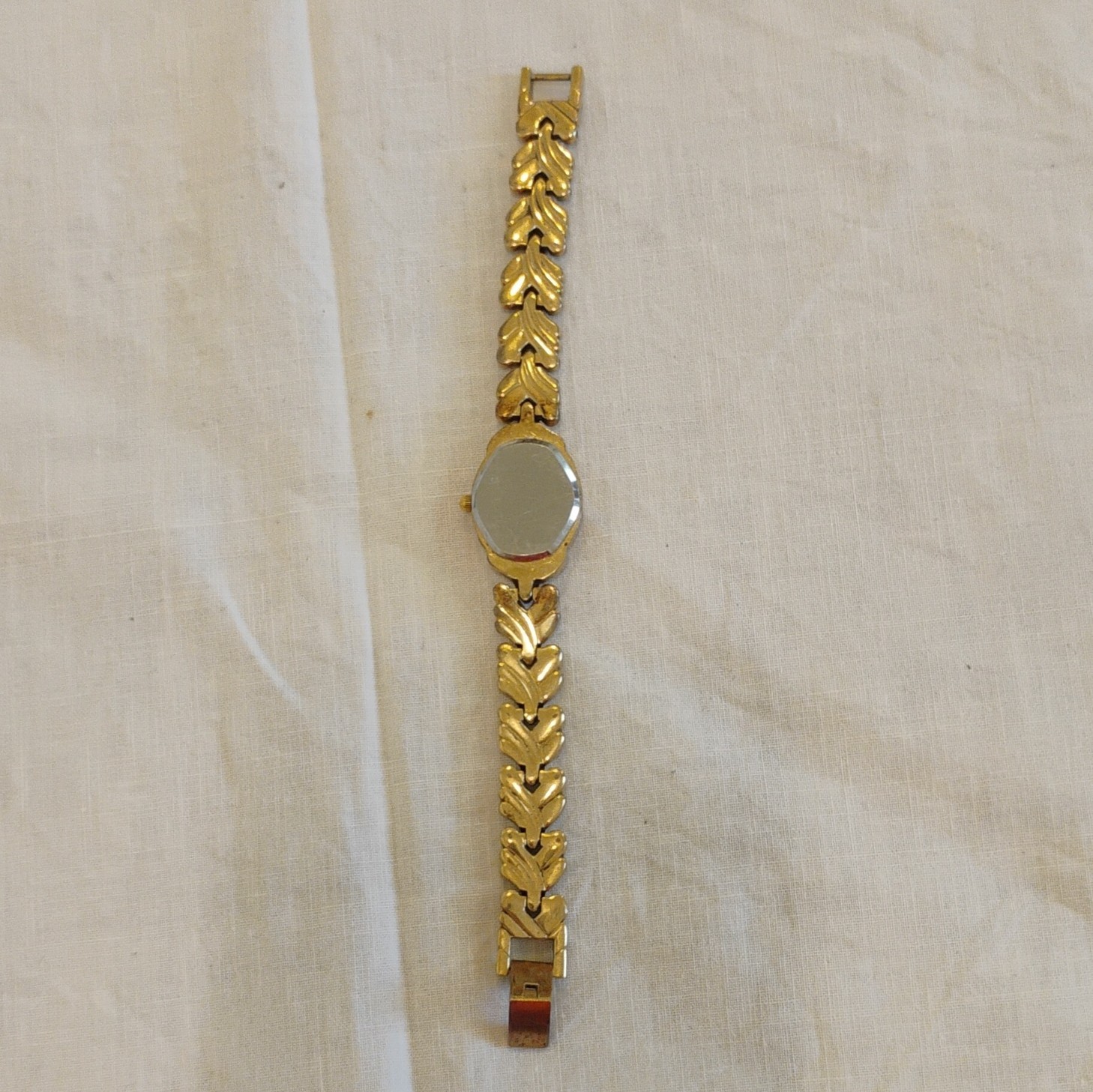 Vintage Women’s Black Hills Gold Quartz Oval Analog Wristwatch New Battery