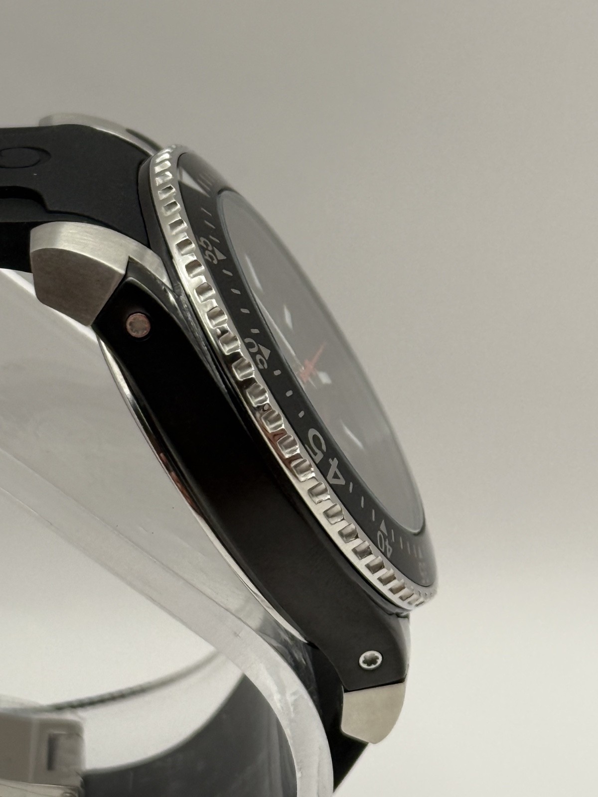 Gucci Dive Quartz Black Dial Black Rubber Strap 40 MM. Watch YA136303