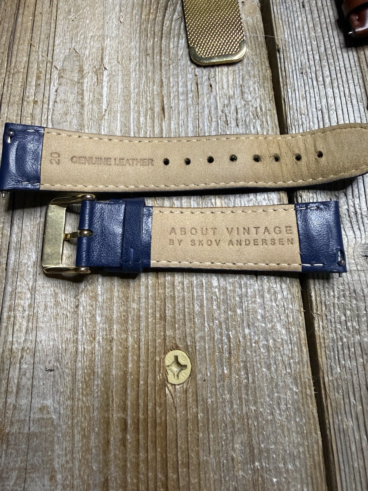 About Vintage (AV88) Gold Tone 1971 Swiss Auto Wristbands 40mm Beautiful.