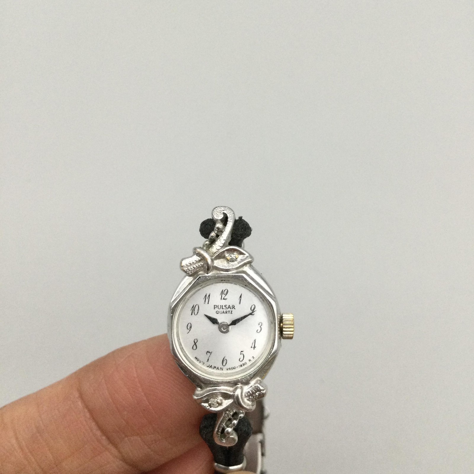 Vintage Pulsar Womens Watch 13mm Silver Tone Cord V400 L305A New Battery 6.25″