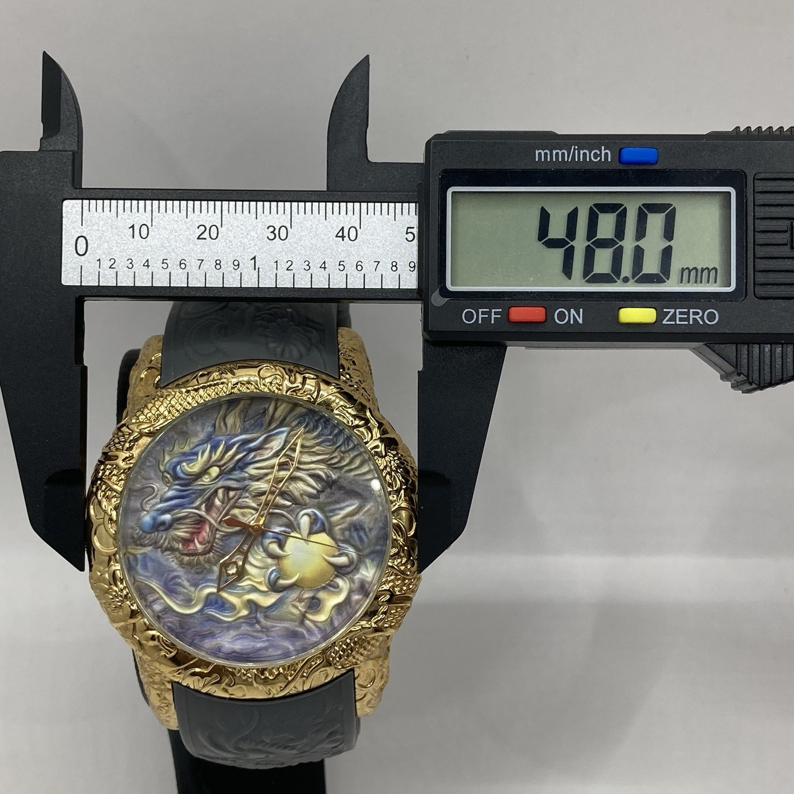 Men’s Engraved Gold Tone Japanese Dragon 48mm Watch Silicone Band New Battery