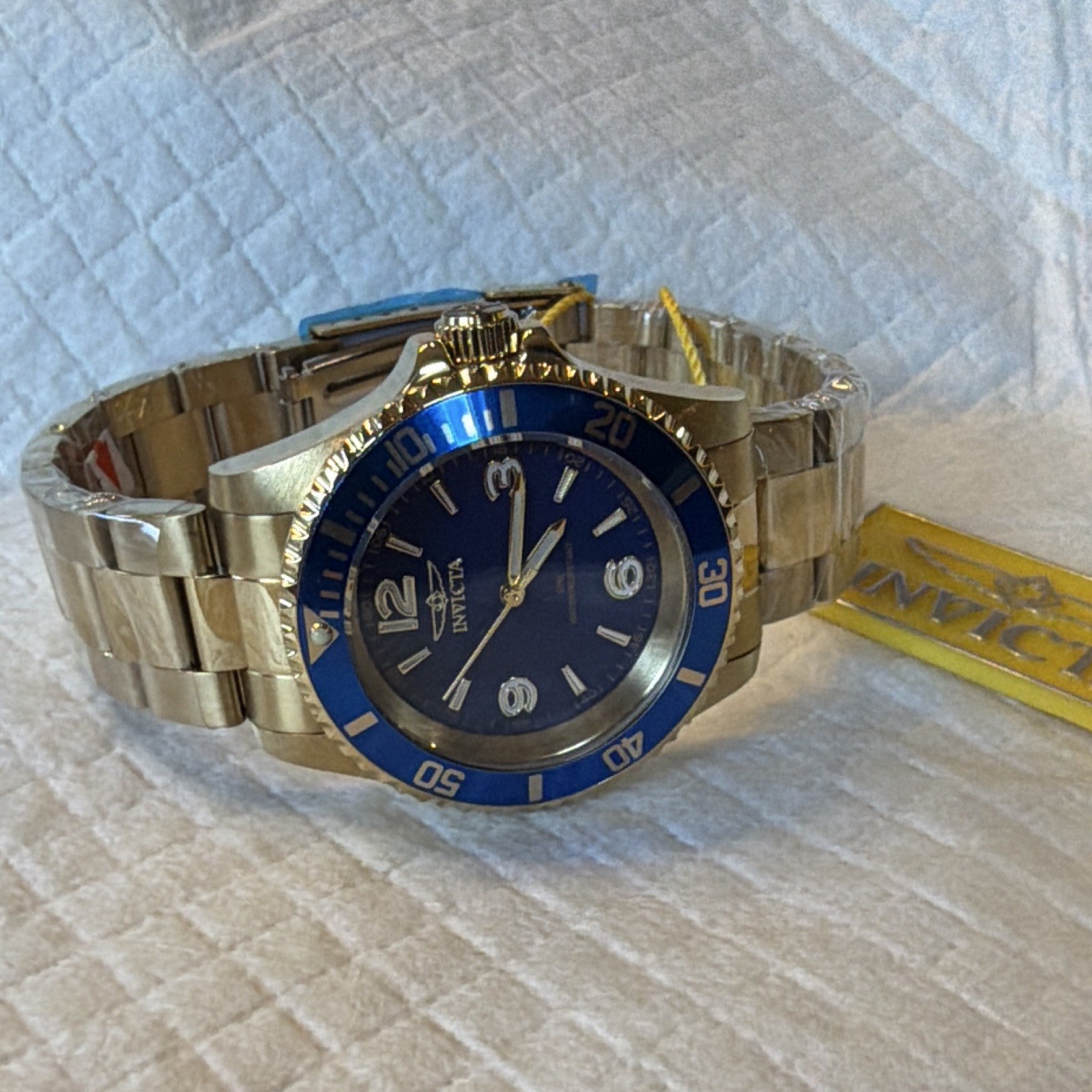 Invicta Pro Diver 40mm Blue Dial/Bezel Quartz 200m Gold in color Bracelet Box