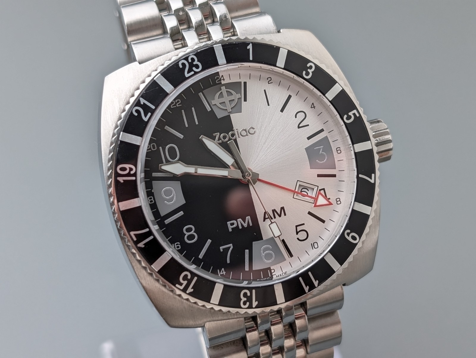 Zodiac GMT AM/PM Z02110 Stainless Steel Men’s Quartz Dive Watch Vintage 44mm