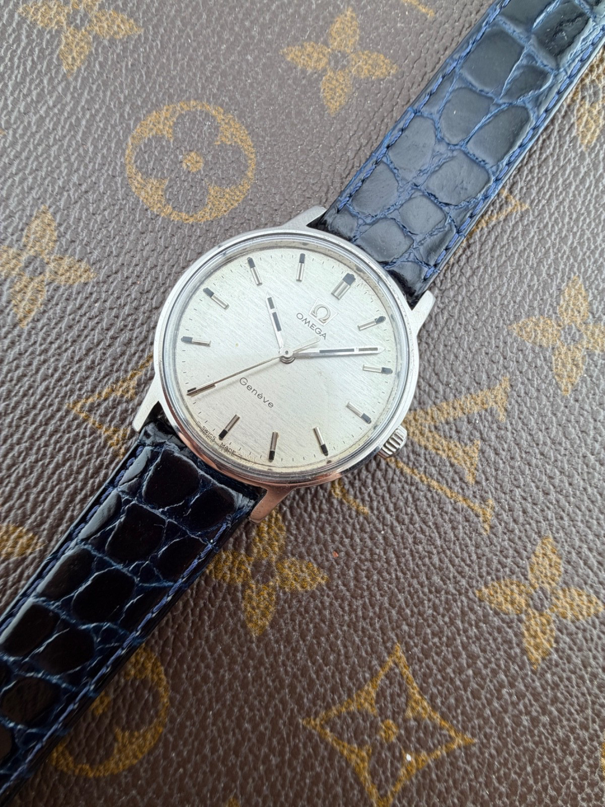 Omega Geneva Caliber 601 Stainless Steel Case Rare Dial Tapestry Swiss Made