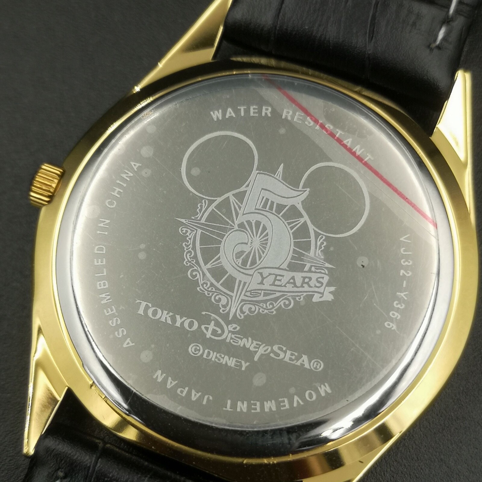Nice Tokyo Disney Sea 5 years men’s Quartz watch. Come with original box.