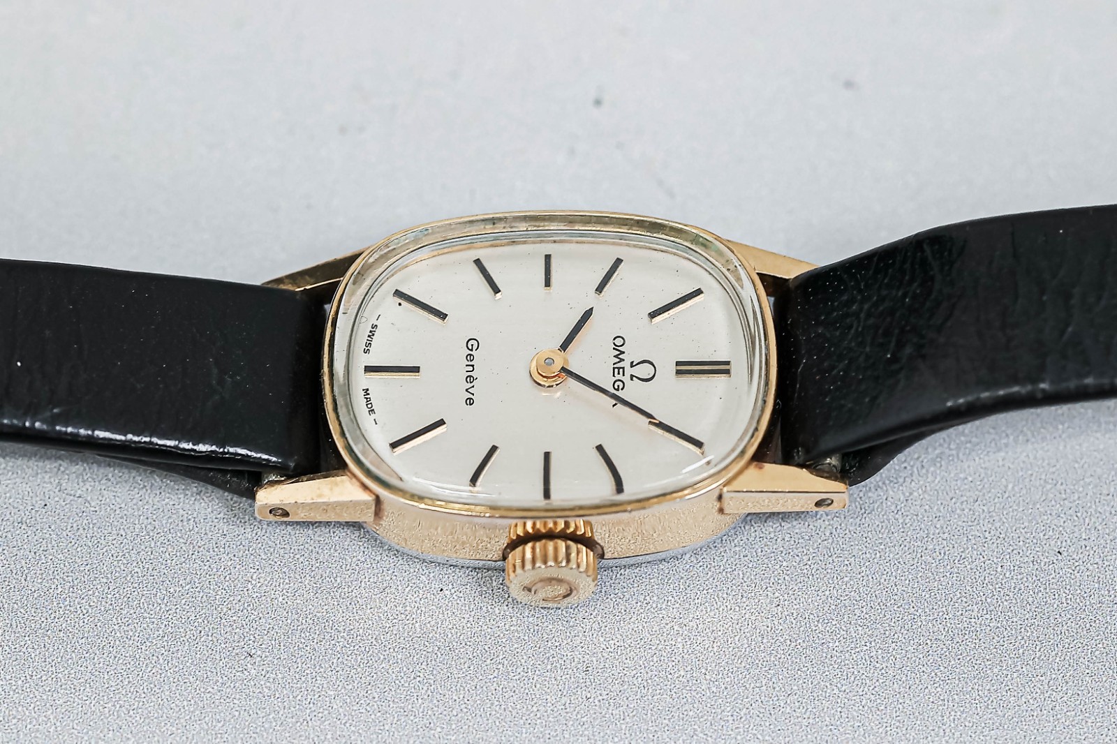 Vintage 1973 **NEAR MINT** OMEGA Geneve Cal.1070 Manual Winding Gold 15mm Ladies
