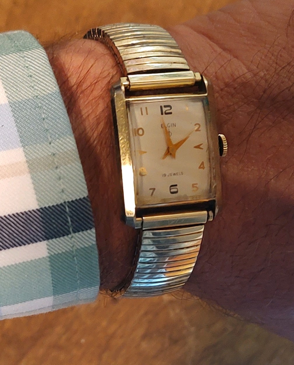 1944 Elgin 19j Rectangle Case Mens Wristwatch – Good Working Condition!