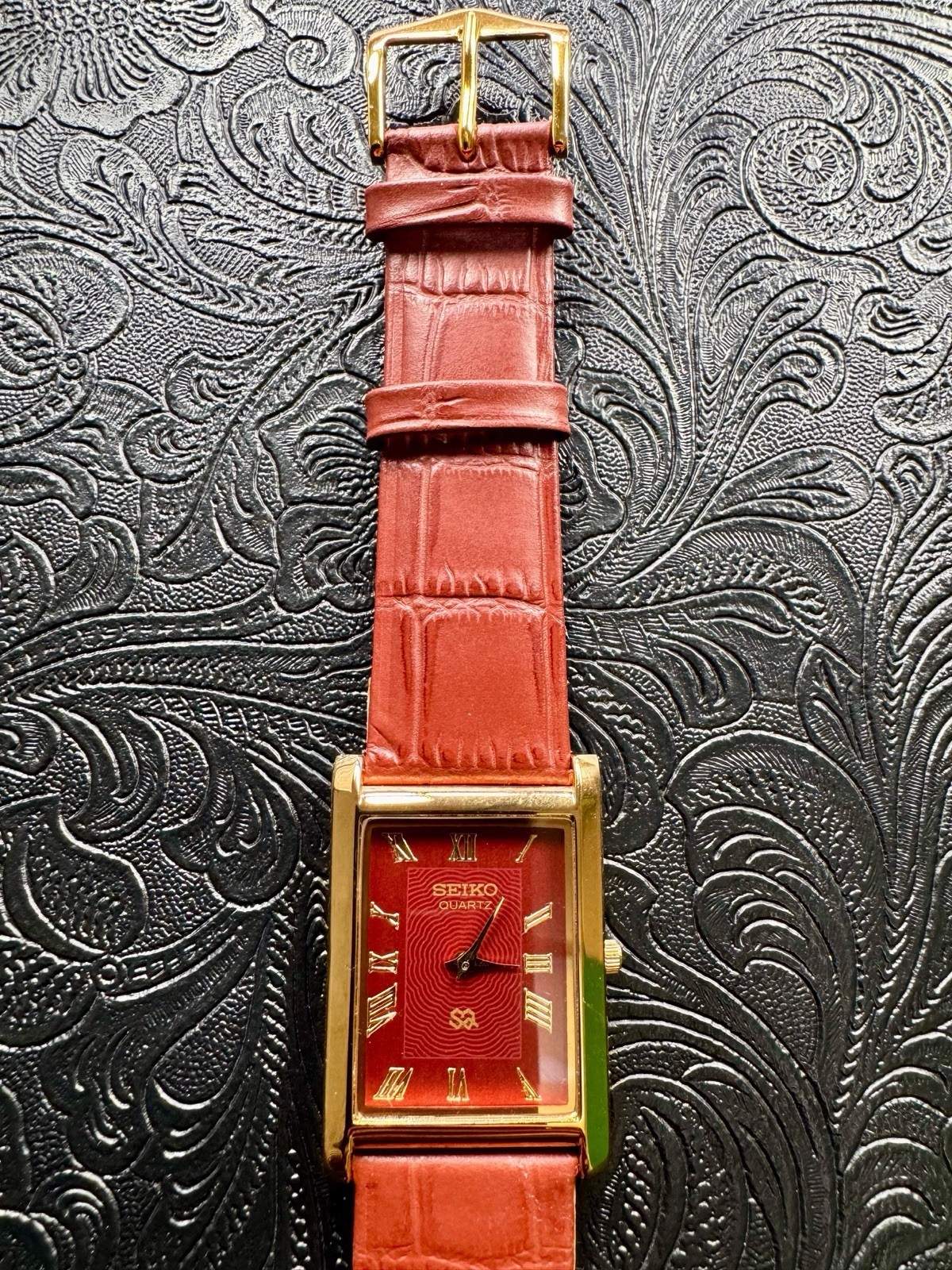 RED WITH GOLD CASE Vintage Seiko Slim Quartz Men’s Wrist Watch