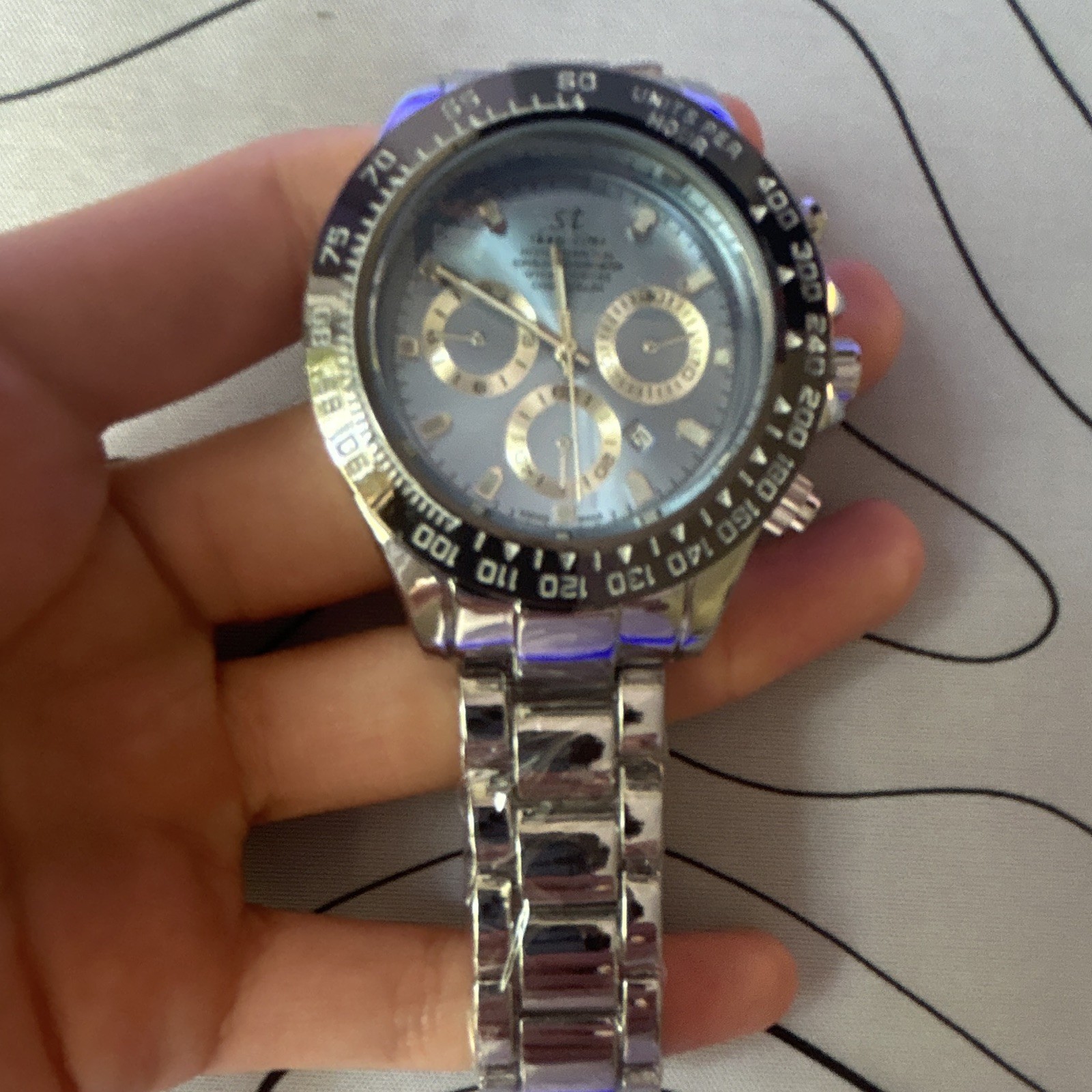 Silver watch brand new never been used comes with package