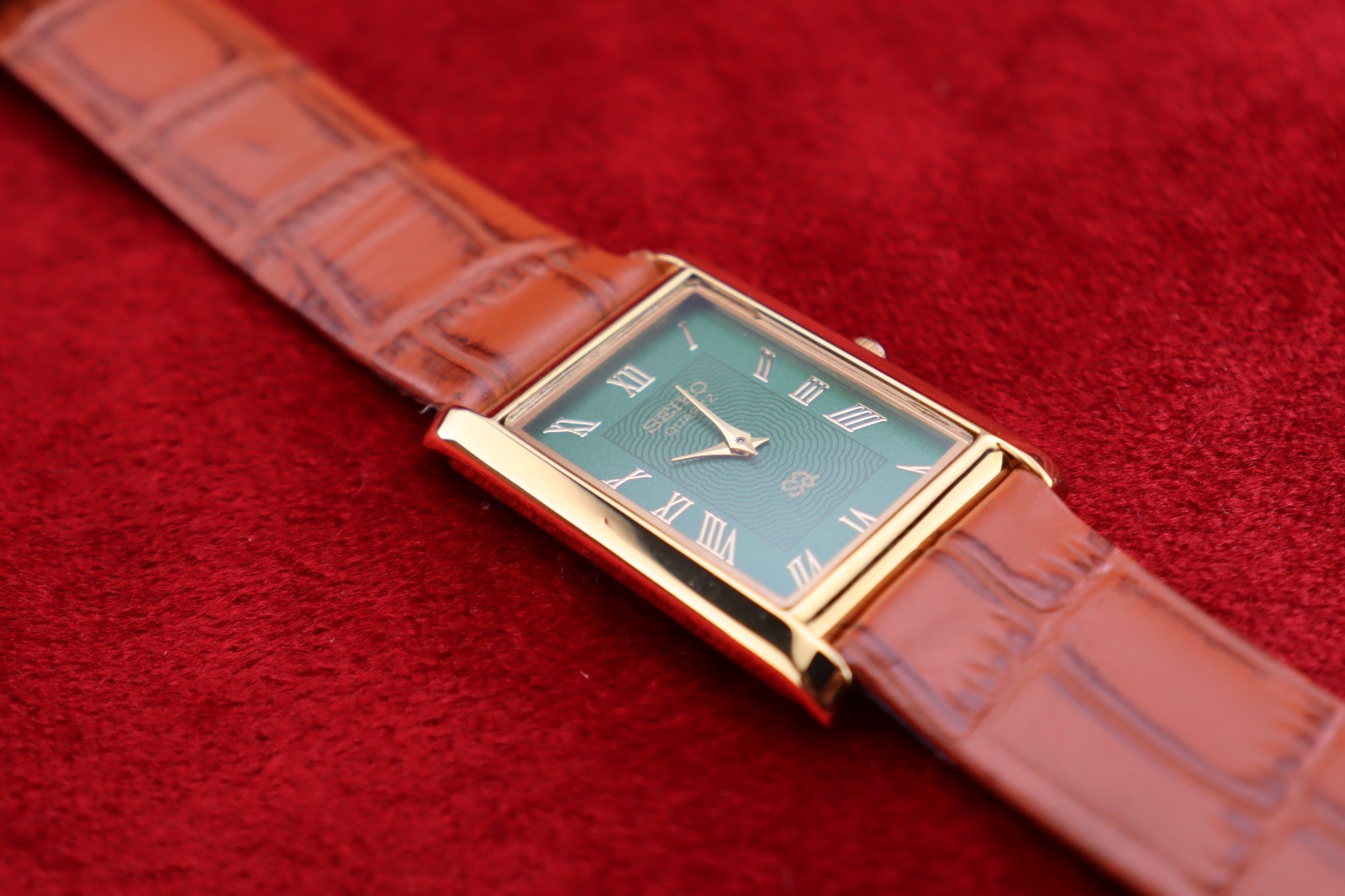 ⌚✨ Vintage Seiko Slim Quartz Gentlemen’s Green Dial ,Light Brown Dress Watch
