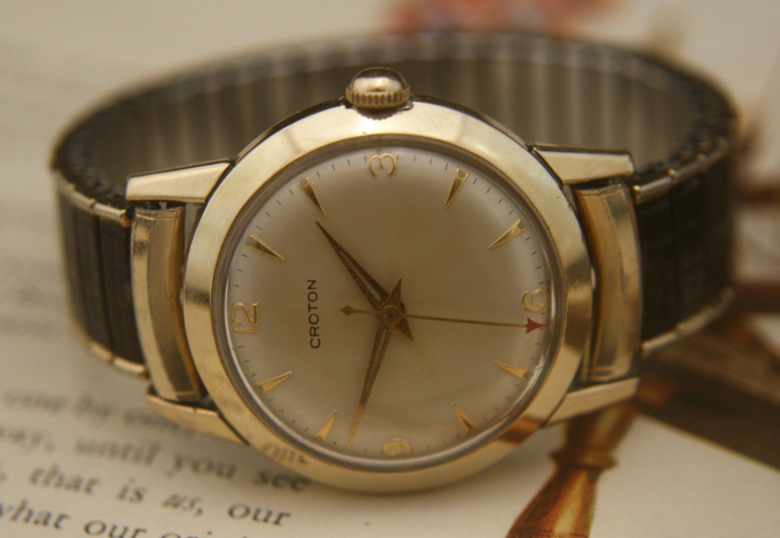 Pristine vintage 1950’s Swiss 17 jewel Croton men’s gold dress wristwatch, runs