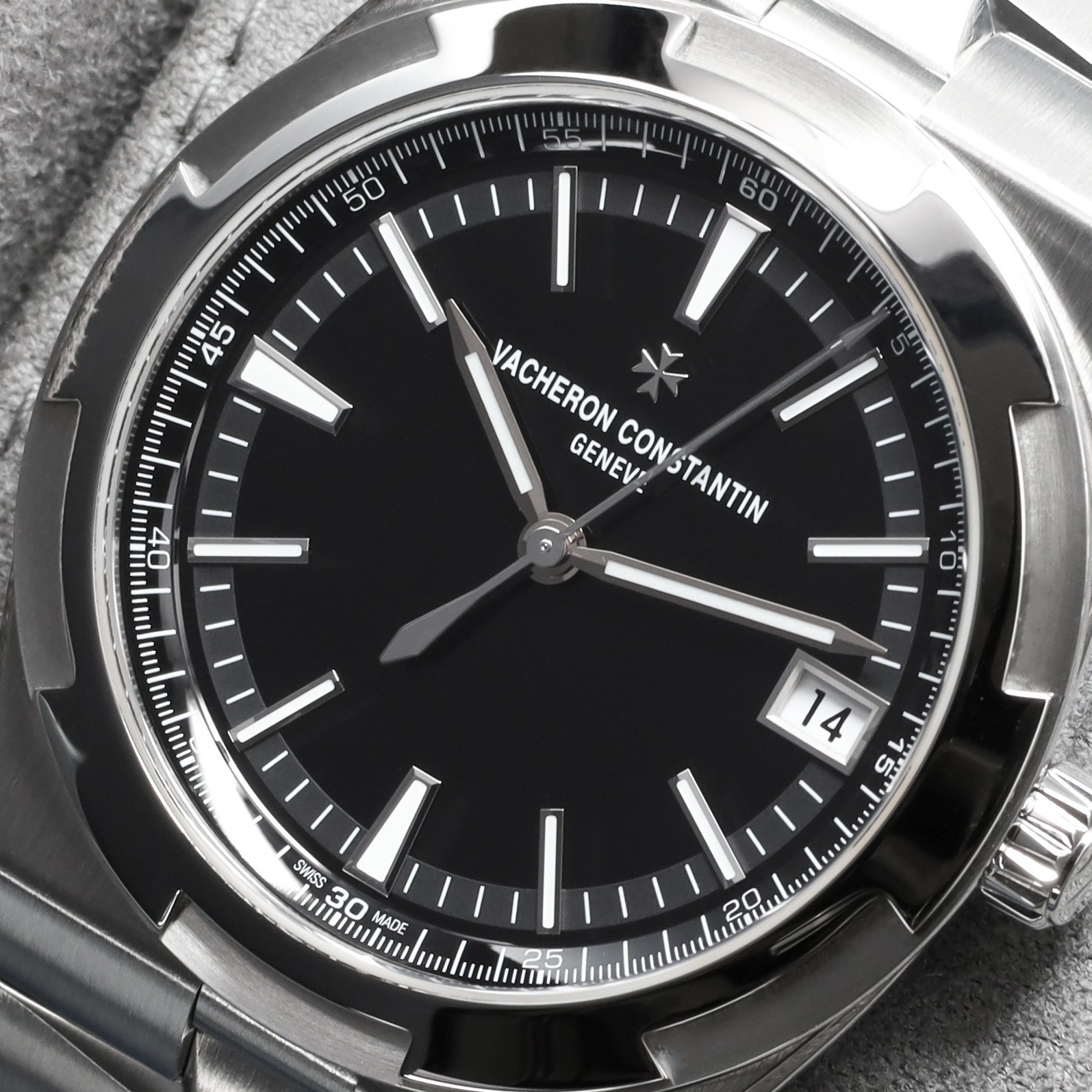 Vacheron Overseas 41mm 2025 Complete Steel Black Dial 4520V/210A-B483