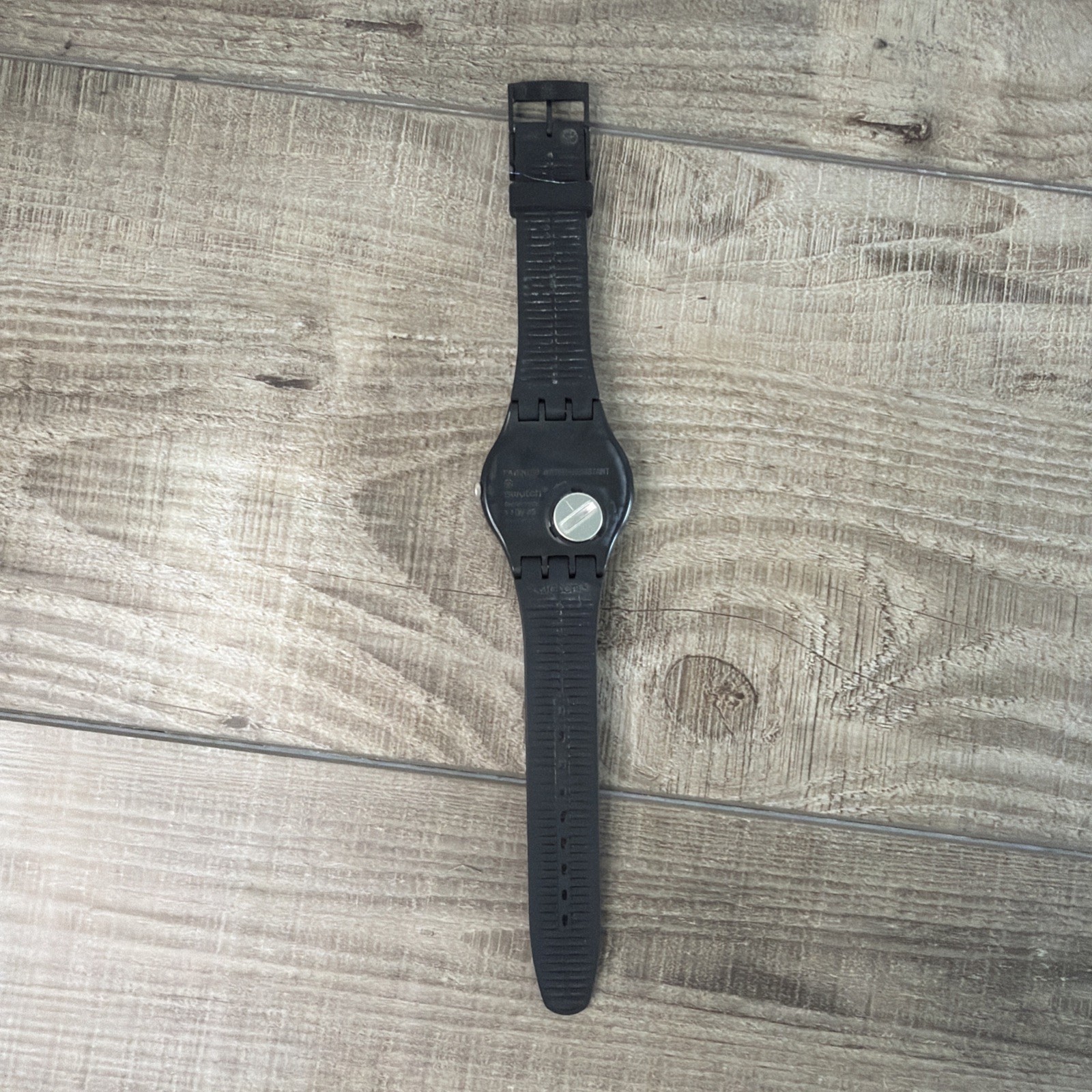 Swatch CNOSSO (SUOB161) Black Watch with a White Geometric Pattern
